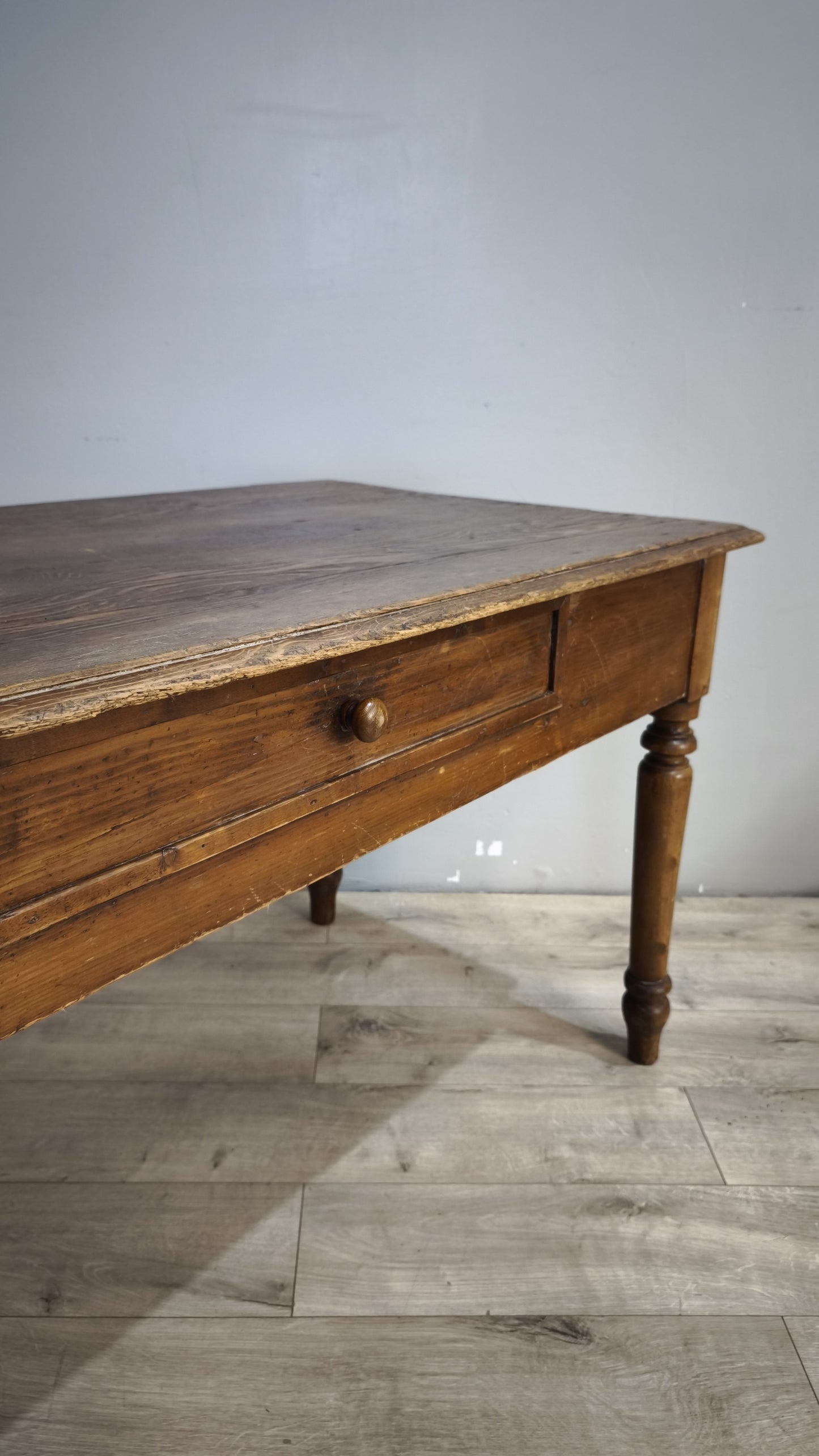 92419 Tavolo rustico in legno con cassetto frontale