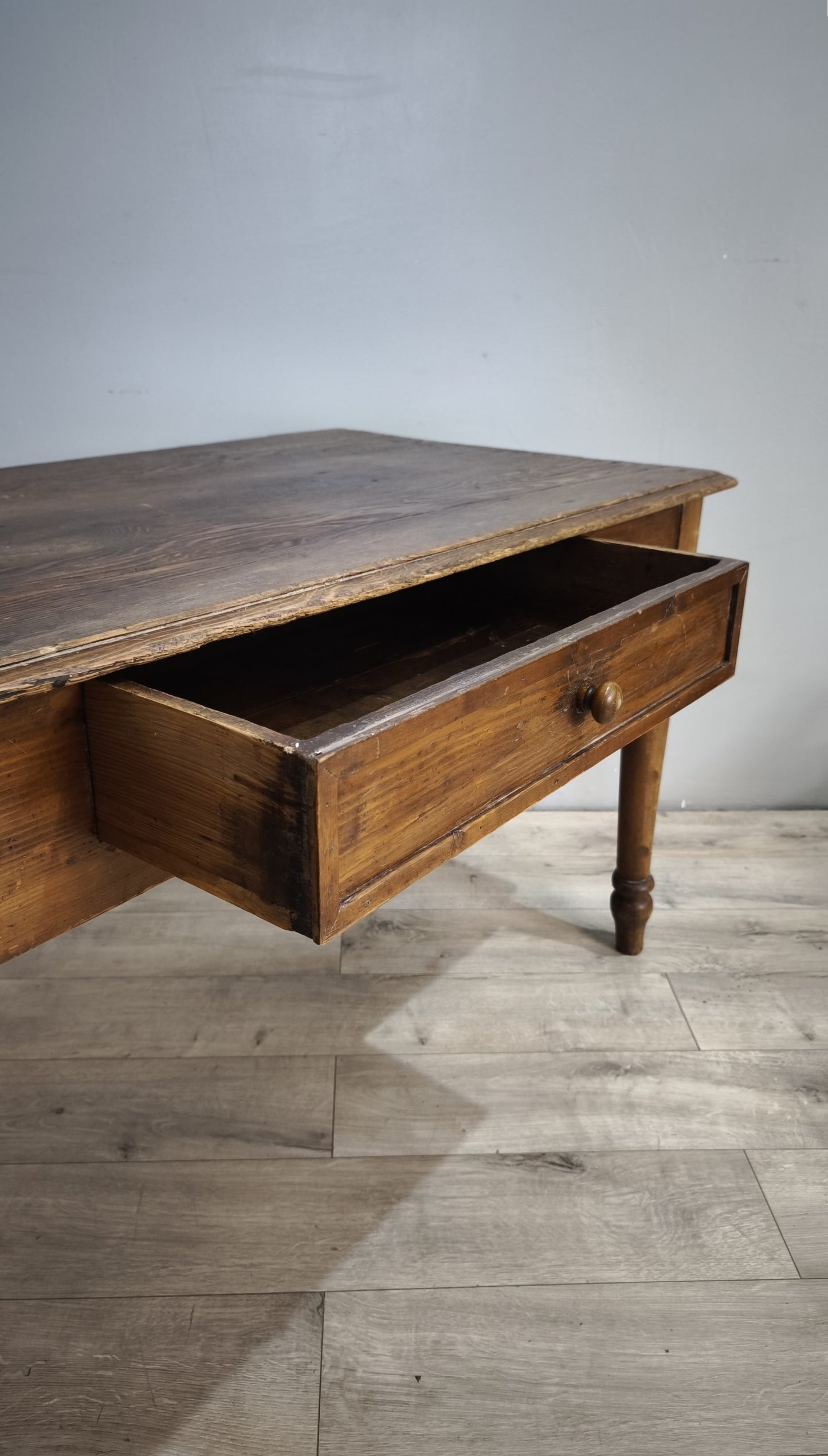 92419 Tavolo rustico in legno con cassetto frontale