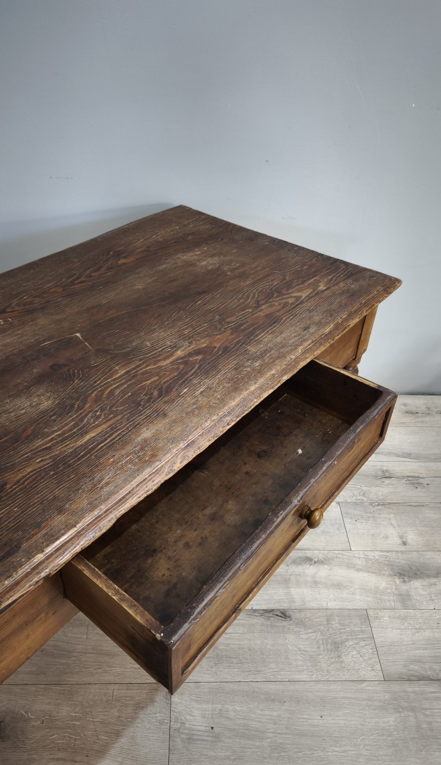 92419 Tavolo rustico in legno con cassetto frontale