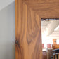 92479 Grande specchio con cornice in legno etnico