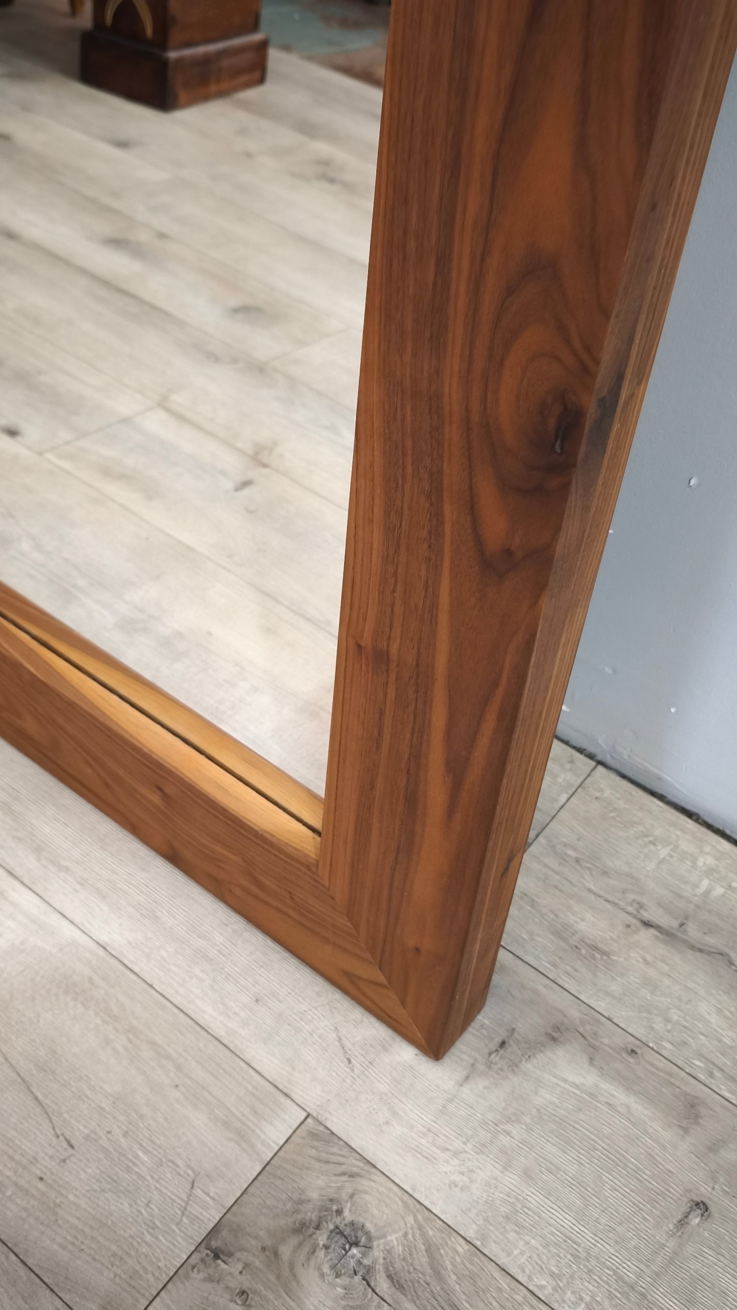 92479 Grande specchio con cornice in legno etnico