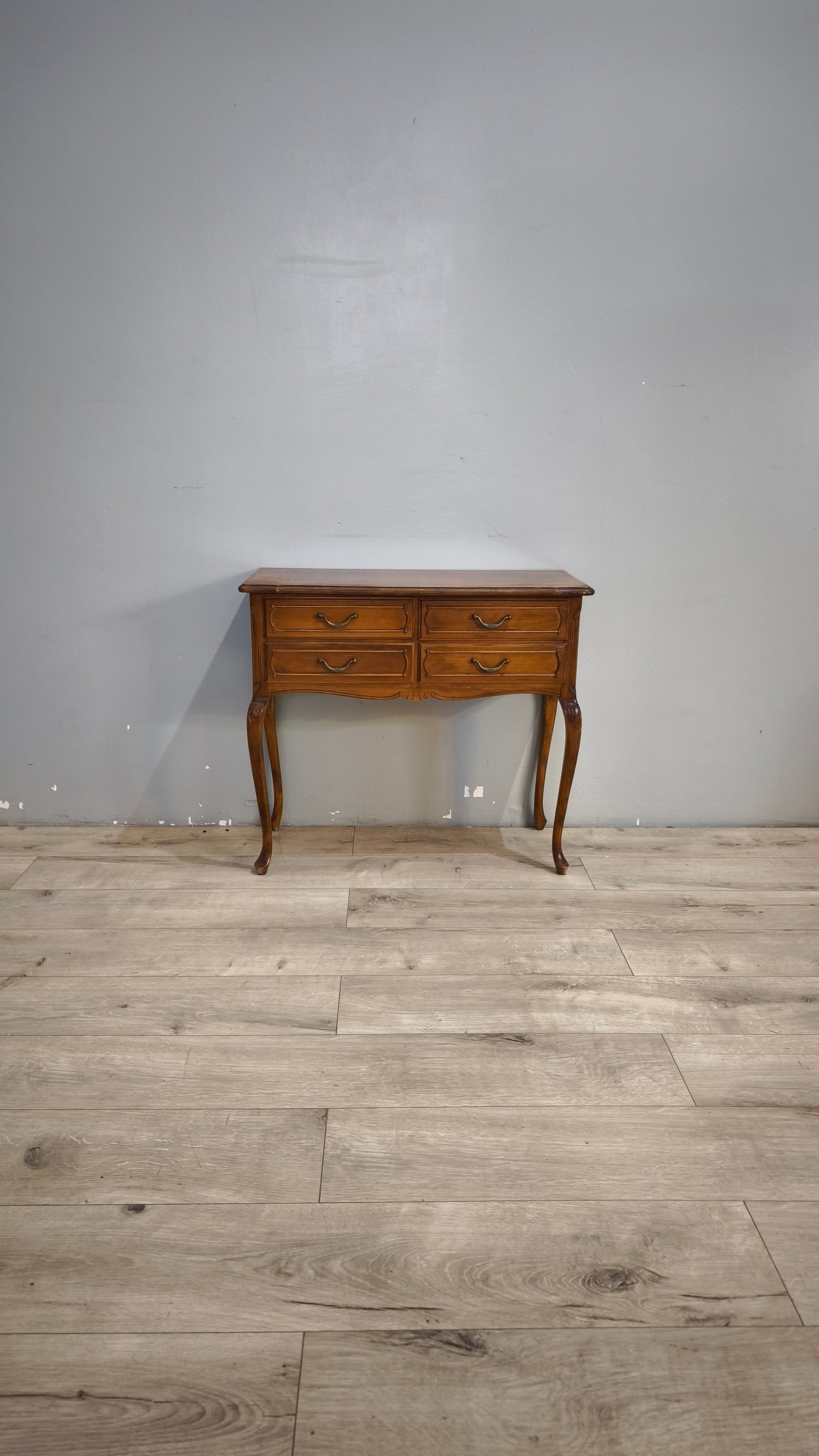 92450 Mobiletto in legno con gambe a sciabola e quattro cassetti