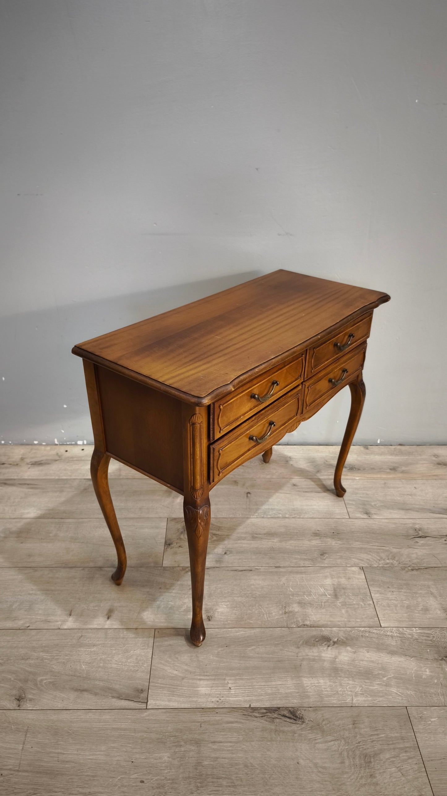 92450 Mobiletto in legno con gambe a sciabola e quattro cassetti