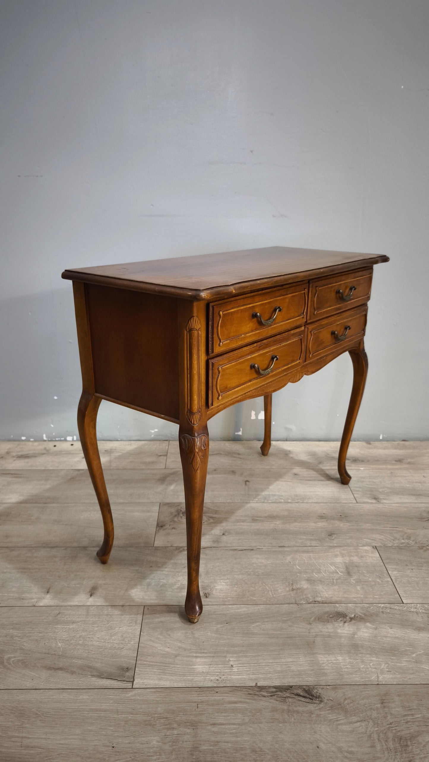 92450 Mobiletto in legno con gambe a sciabola e quattro cassetti