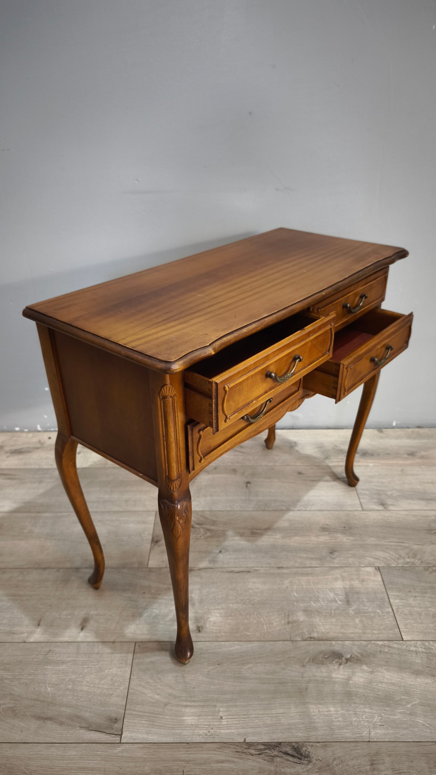 92450 Mobiletto in legno con gambe a sciabola e quattro cassetti