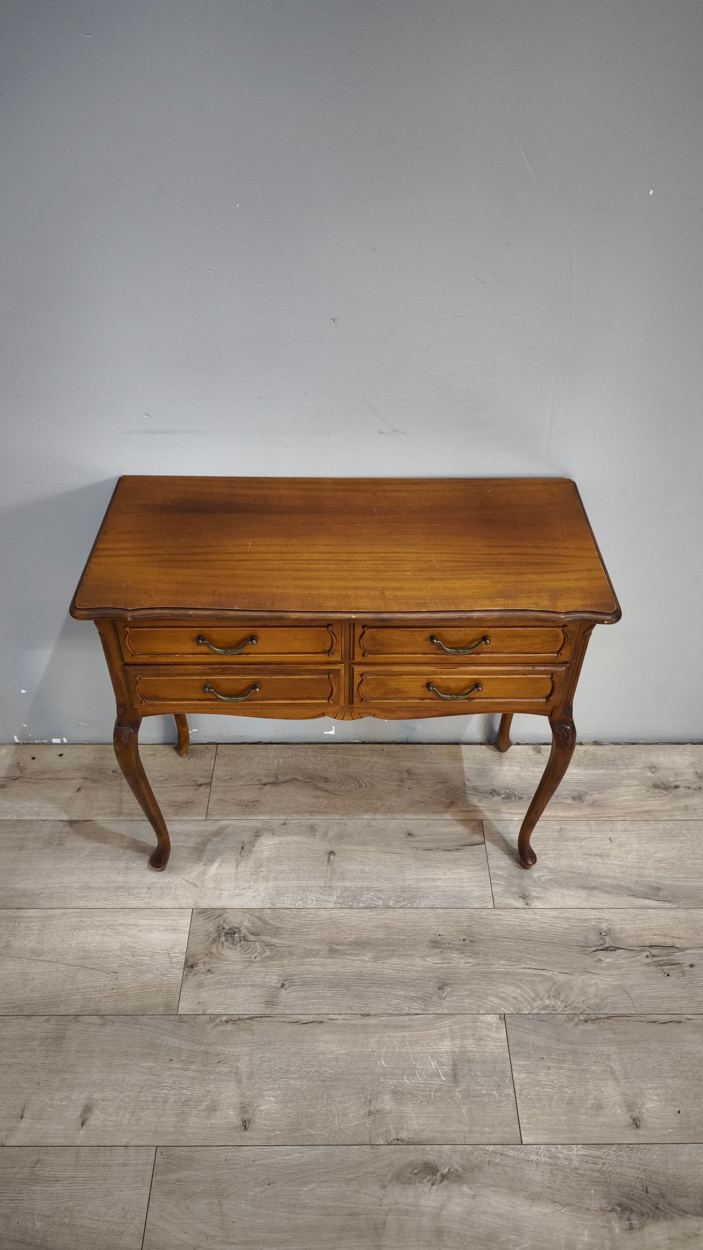 92450 Mobiletto in legno con gambe a sciabola e quattro cassetti
