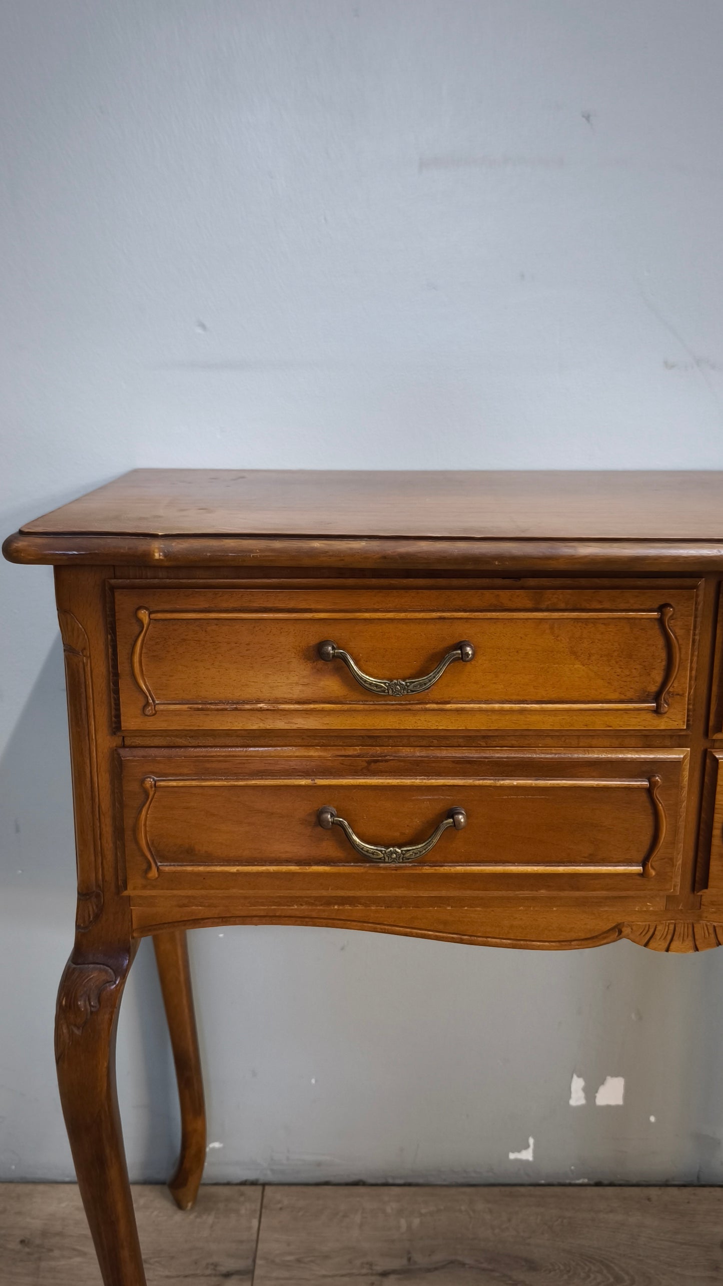92450 Mobiletto in legno con gambe a sciabola e quattro cassetti