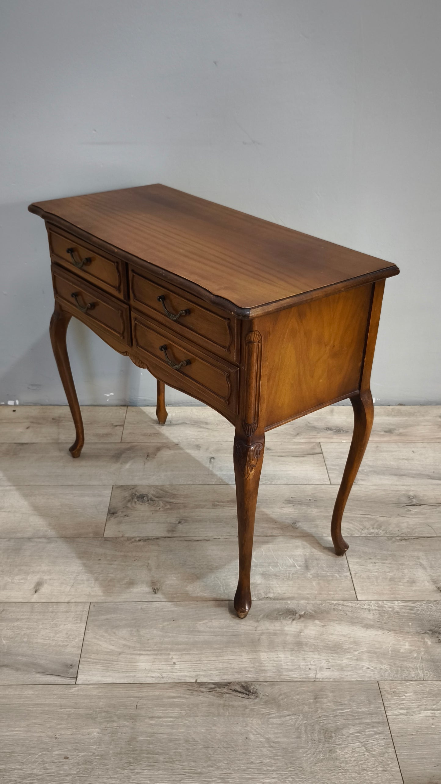 92450 Mobiletto in legno con gambe a sciabola e quattro cassetti