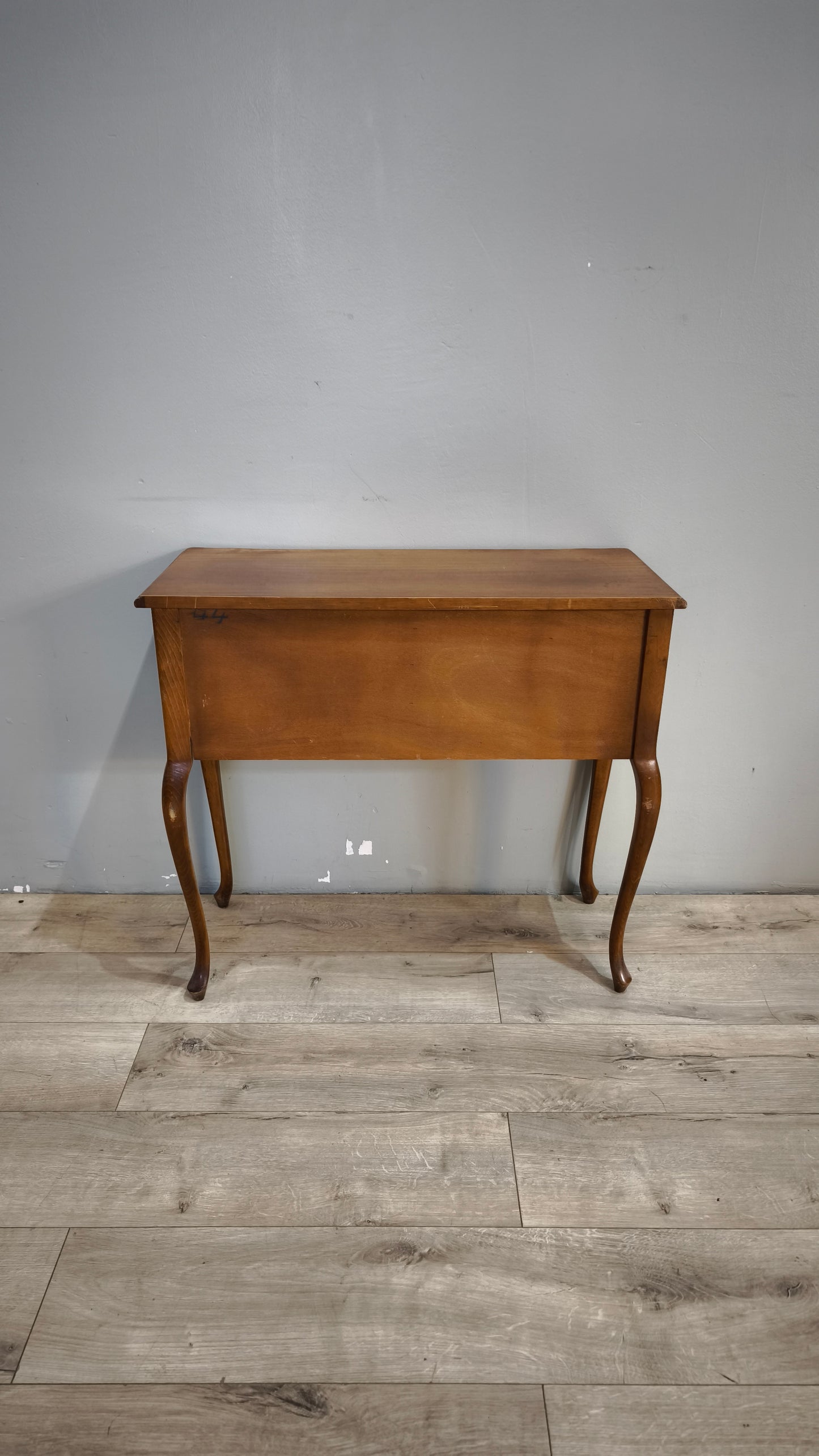 92450 Mobiletto in legno con gambe a sciabola e quattro cassetti
