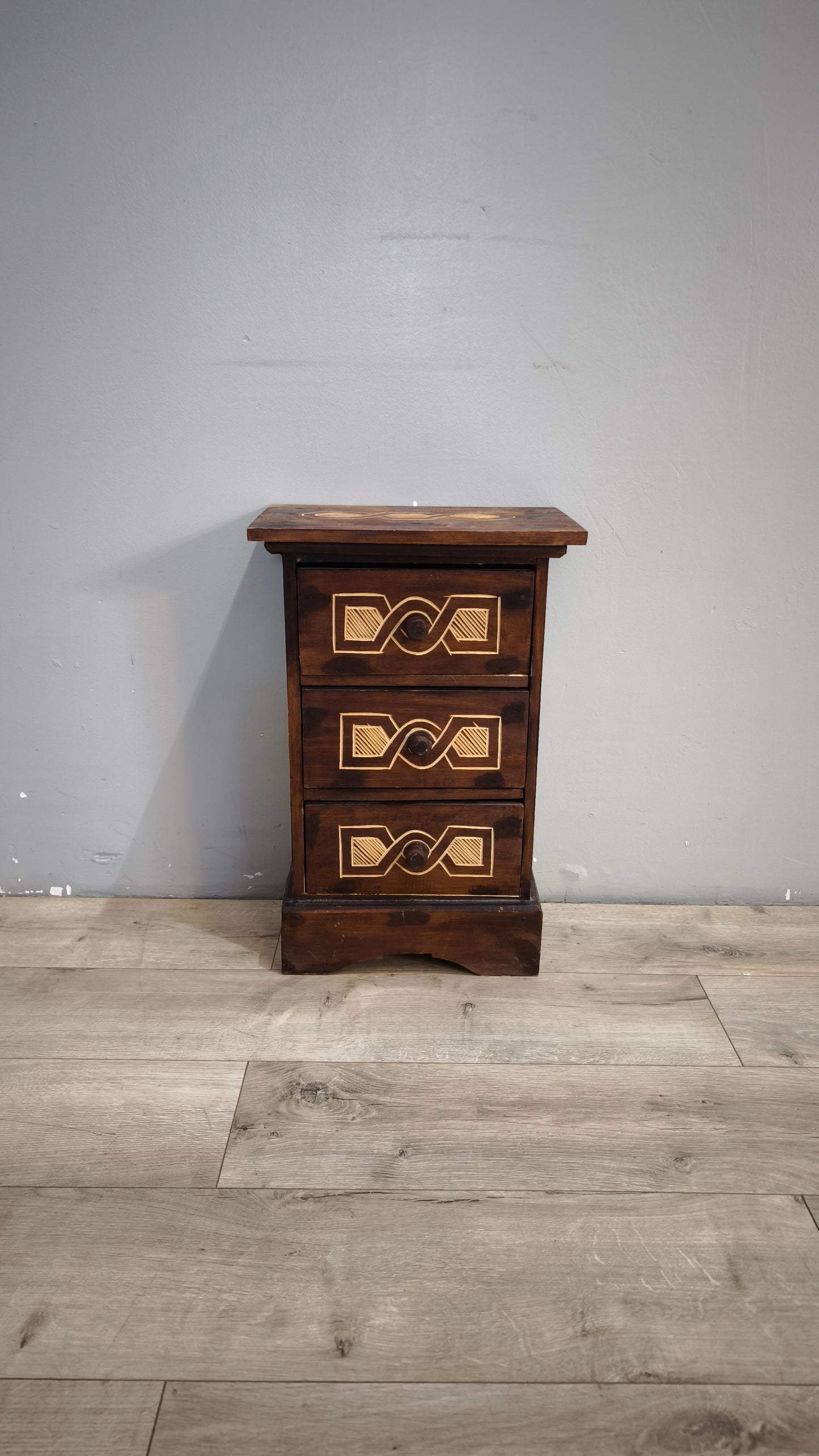 92441 Piccola cassettiera etnica in legno