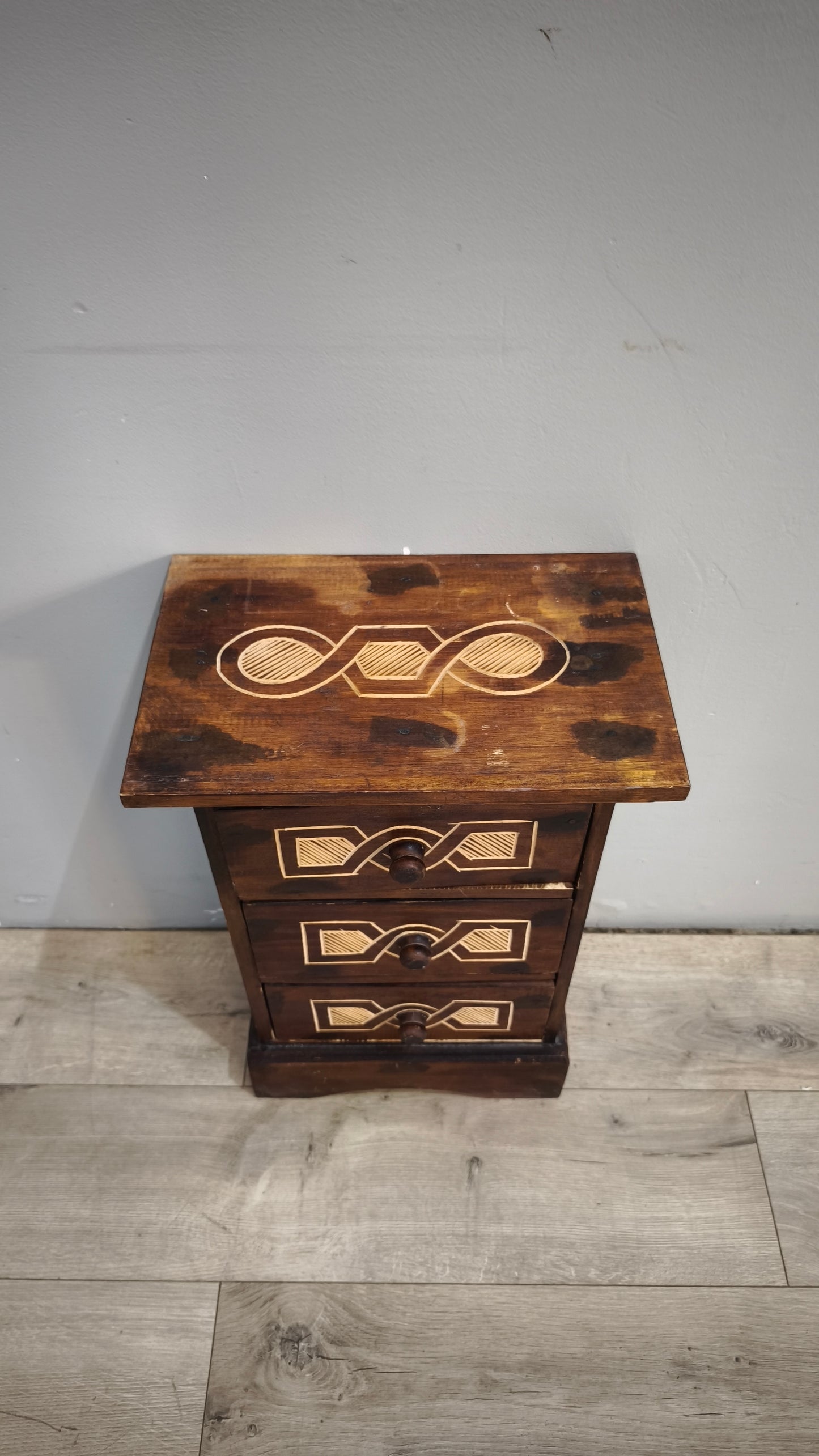 92441 Piccola cassettiera etnica in legno
