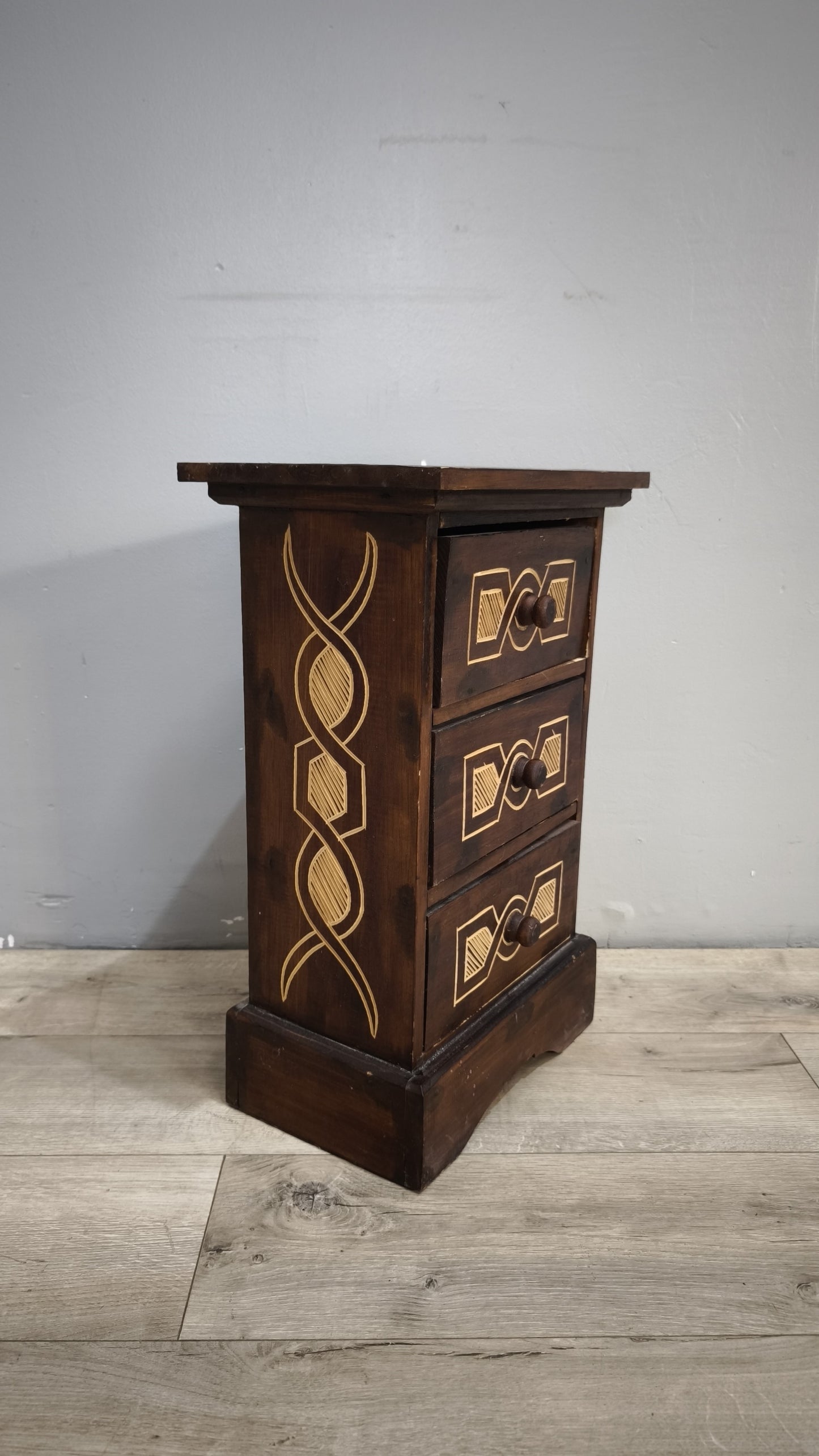 92441 Piccola cassettiera etnica in legno