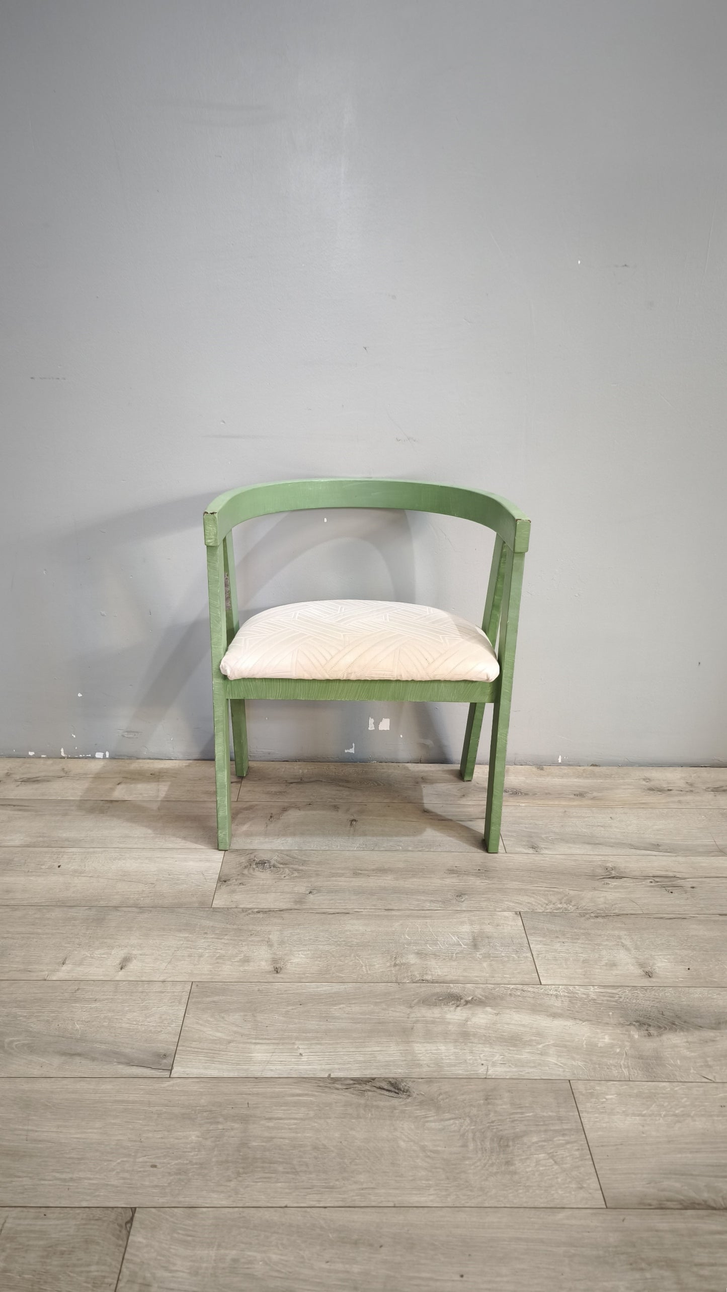 92449 Poltroncina a pozzetto in legno dipinta verde