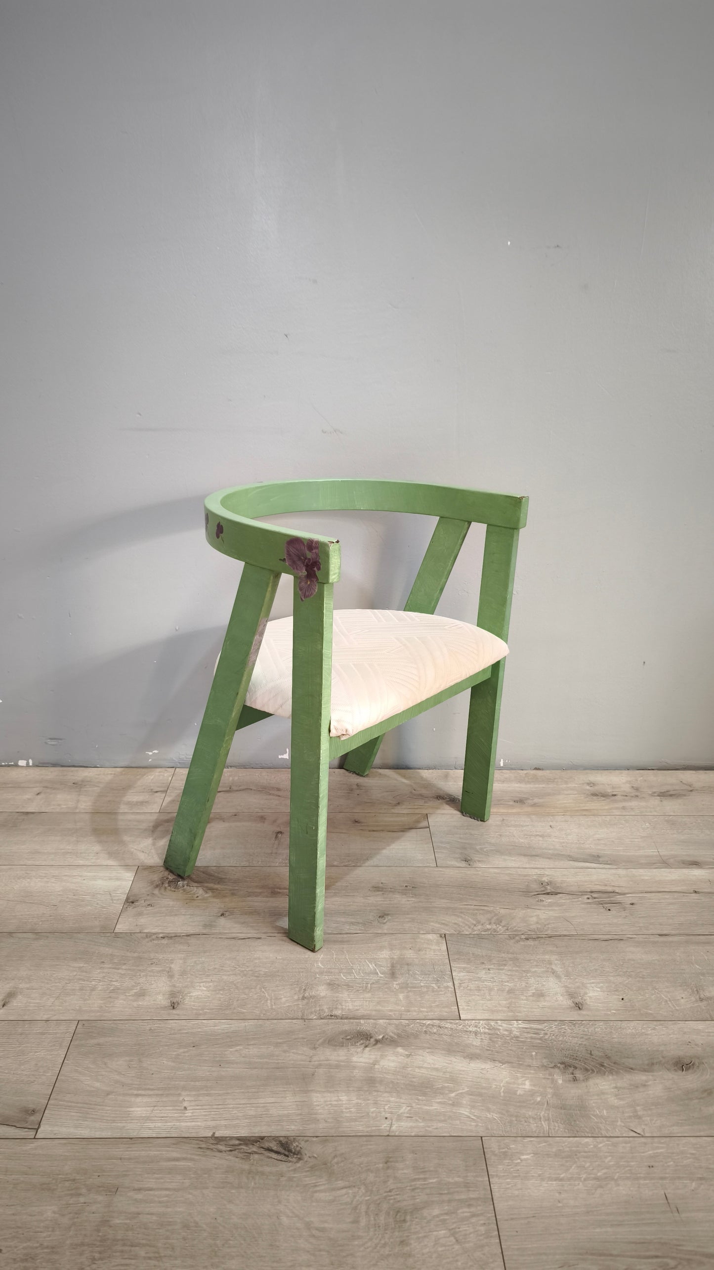 92449 Poltroncina a pozzetto in legno dipinta verde