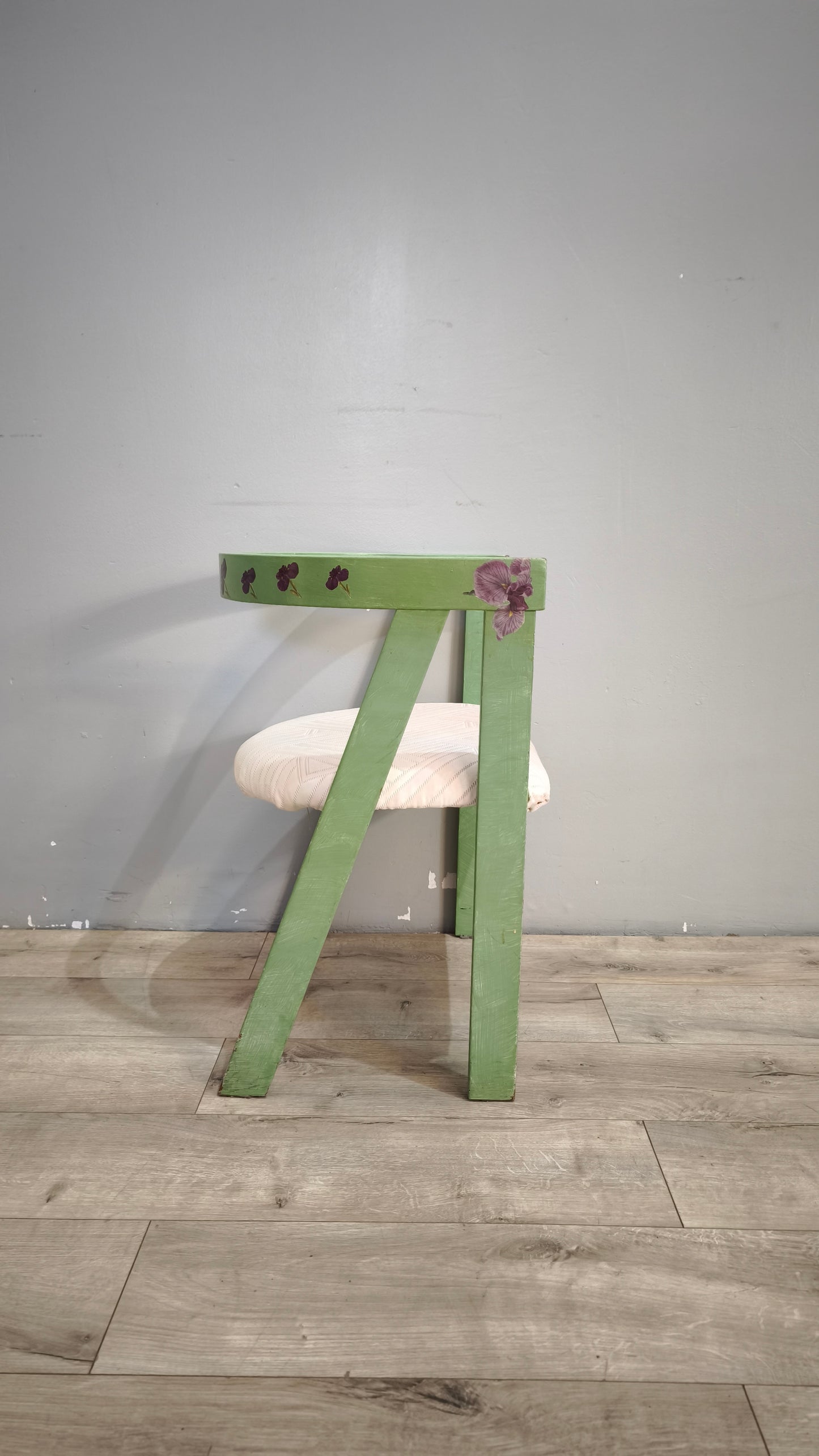 92449 Poltroncina a pozzetto in legno dipinta verde