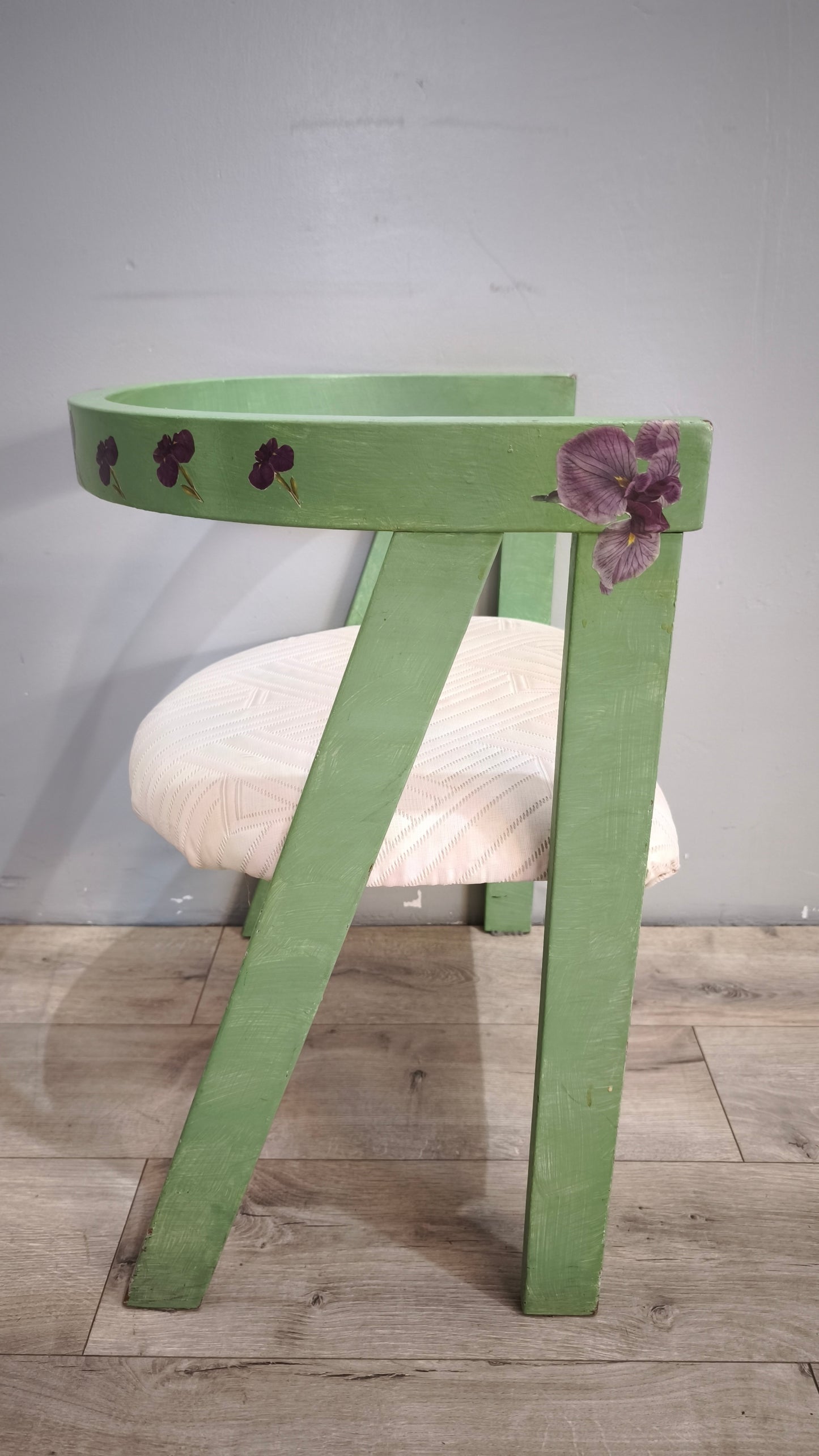 92449 Poltroncina a pozzetto in legno dipinta verde