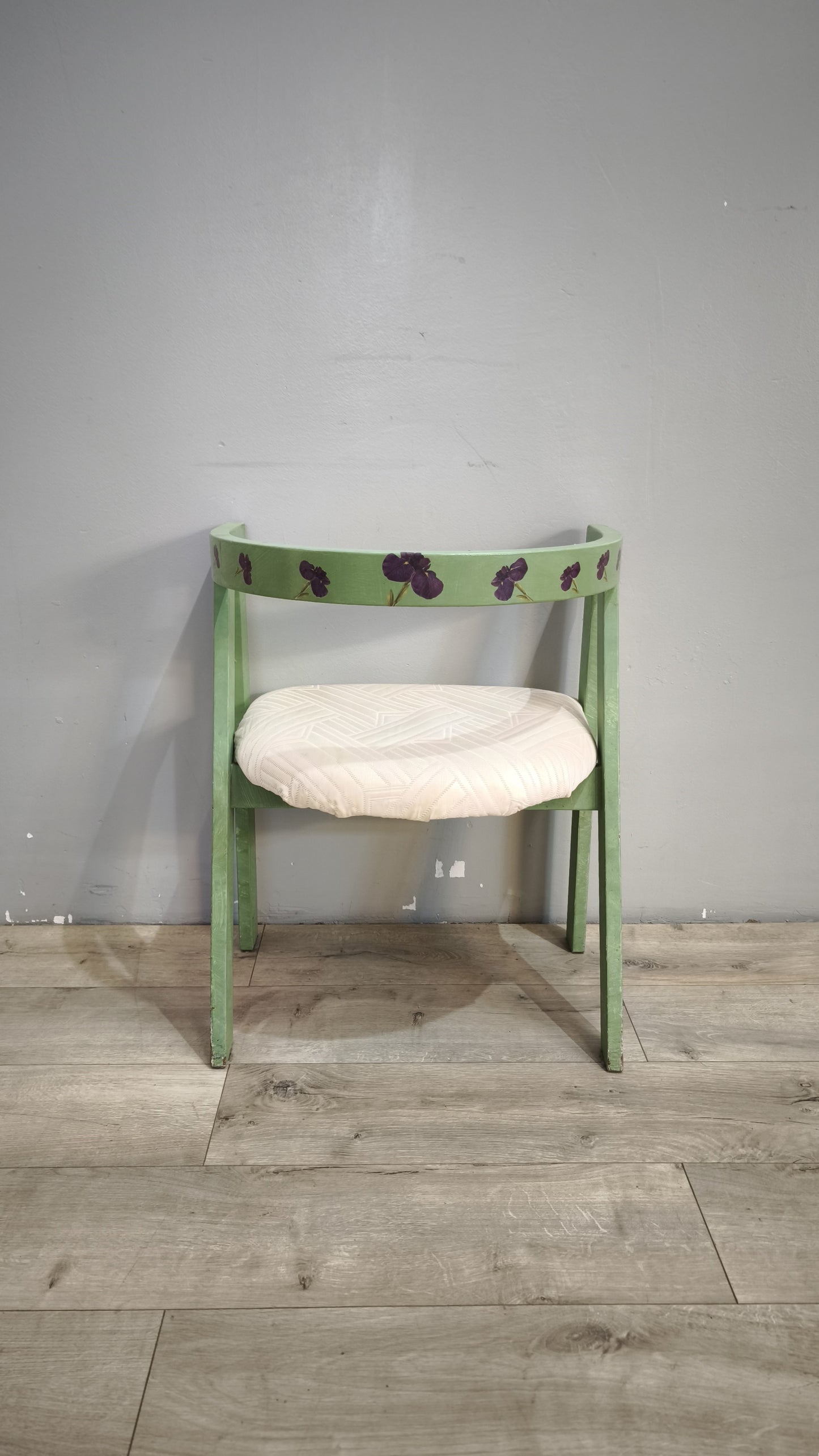 92449 Poltroncina a pozzetto in legno dipinta verde