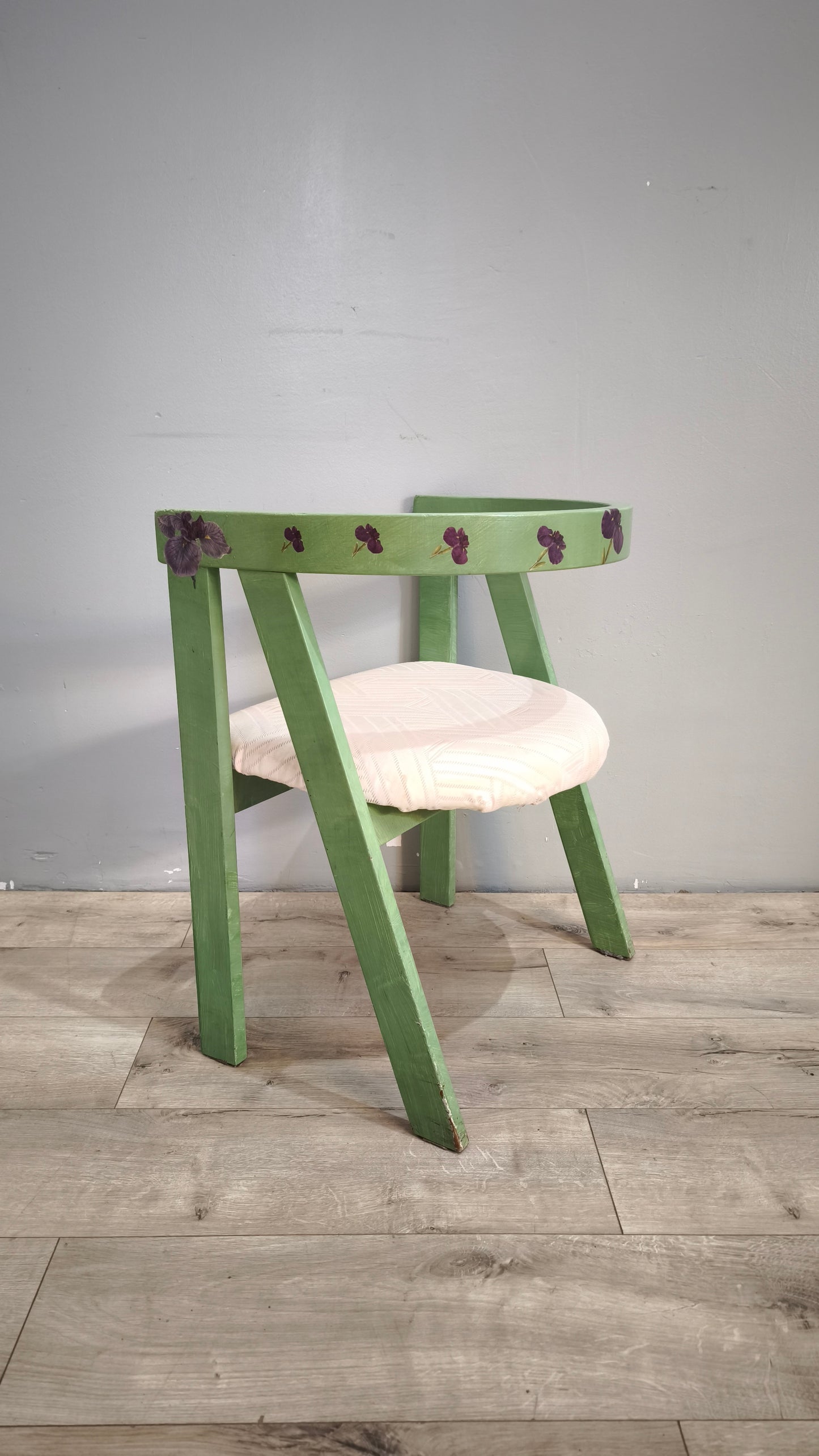 92449 Poltroncina a pozzetto in legno dipinta verde