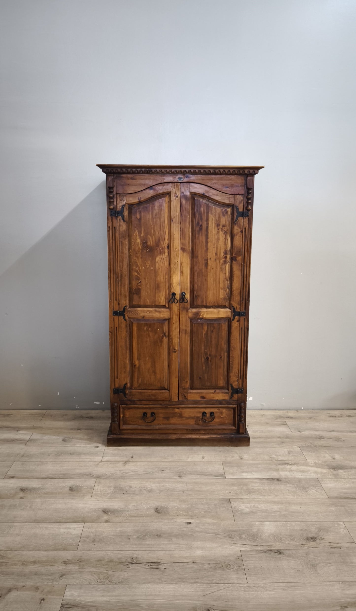 92489 Armadio due ante in legno con cassetto