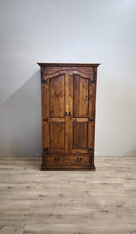 92489 Armadio due ante in legno con cassetto