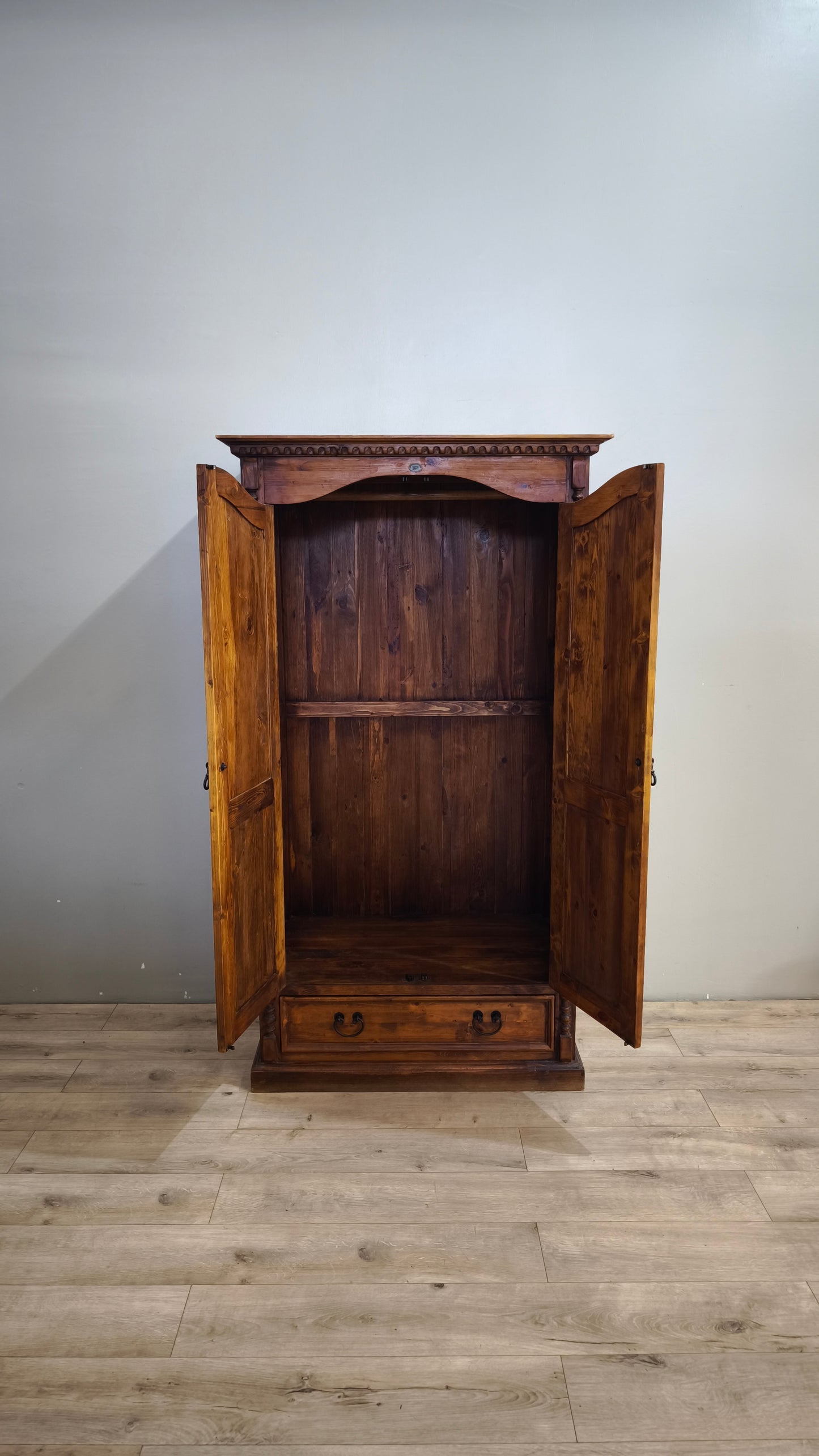 92489 Armadio due ante in legno con cassetto