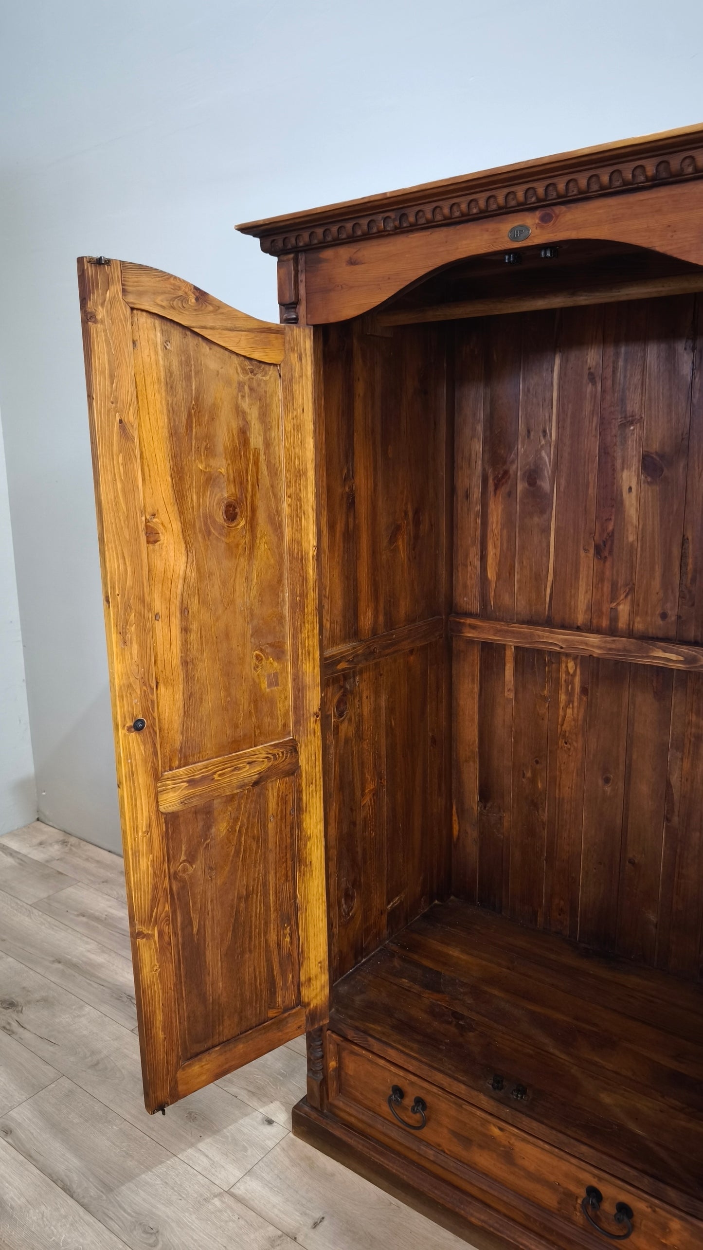 92489 Armadio due ante in legno con cassetto