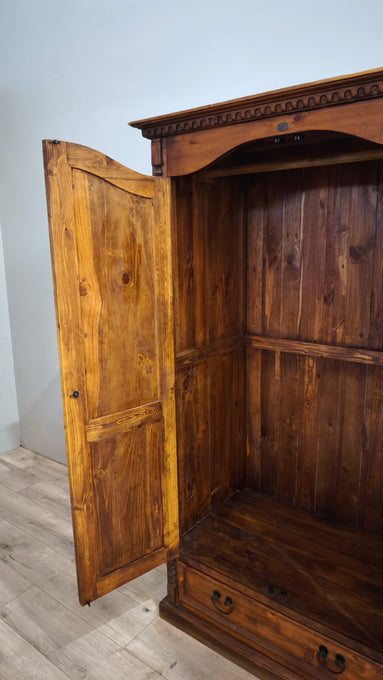 92489 Armadio due ante in legno con cassetto