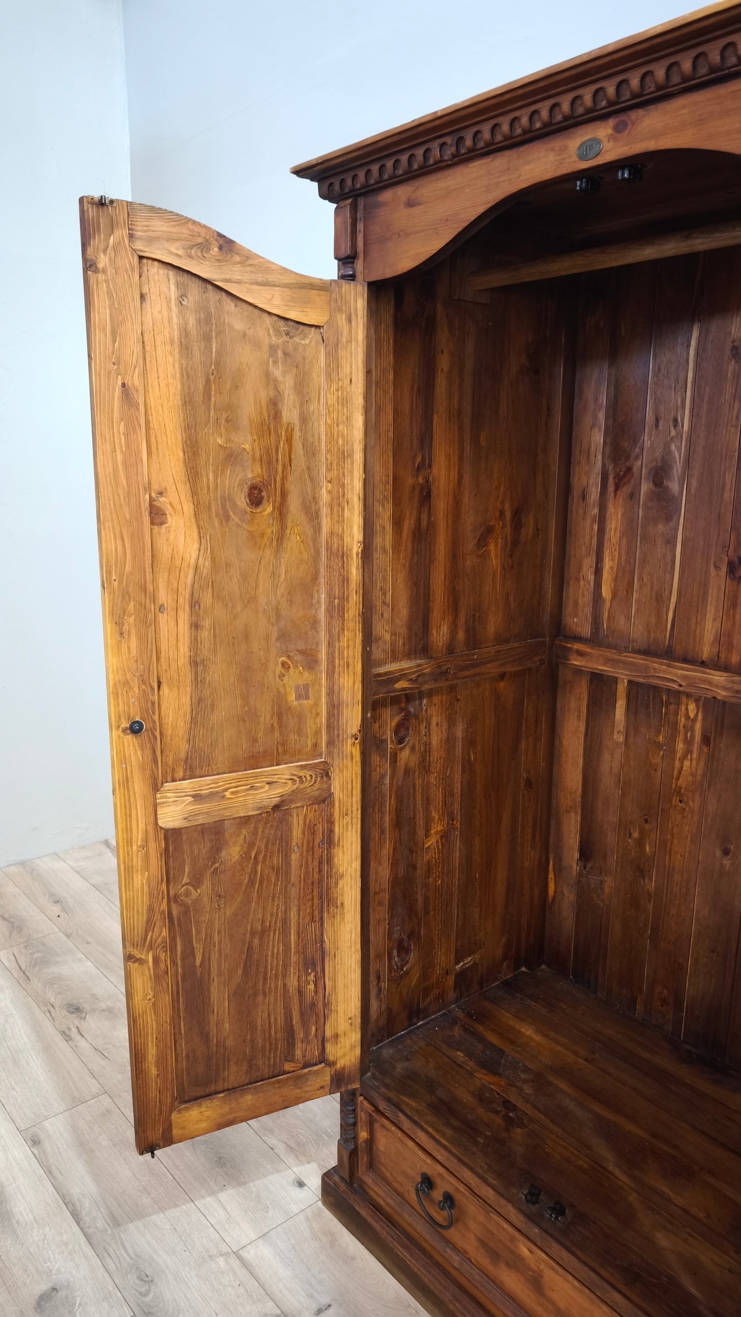 92489 Armadio due ante in legno con cassetto