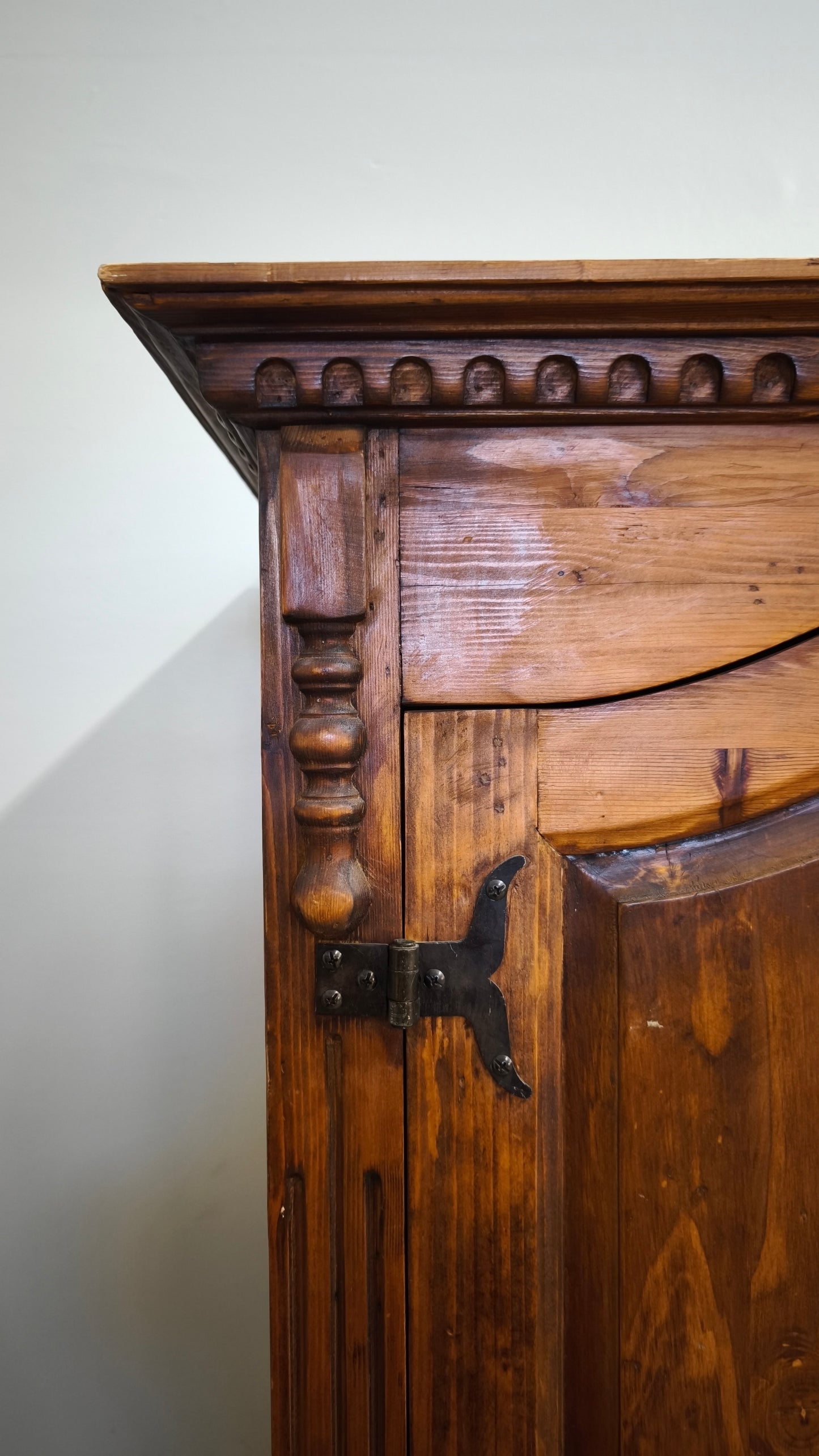 92489 Armadio due ante in legno con cassetto