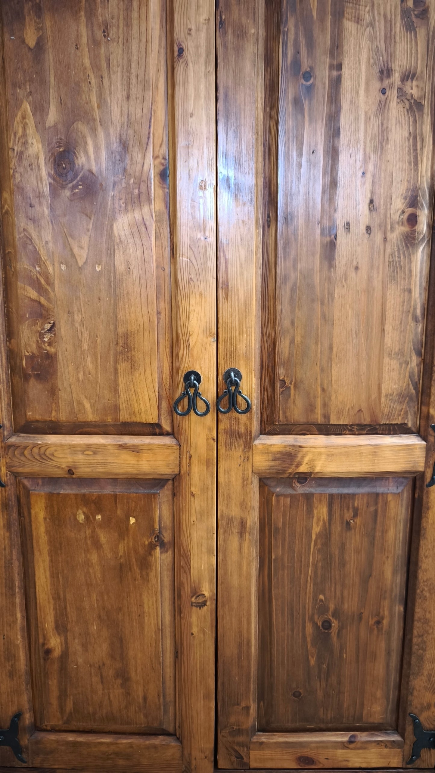 92489 Armadio due ante in legno con cassetto