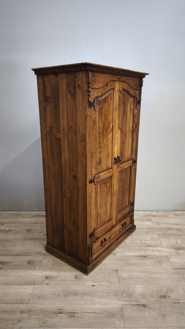 92489 Armadio due ante in legno con cassetto