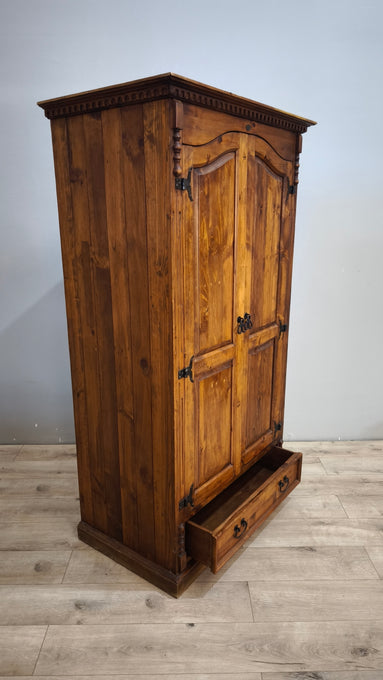 92489 Armadio due ante in legno con cassetto