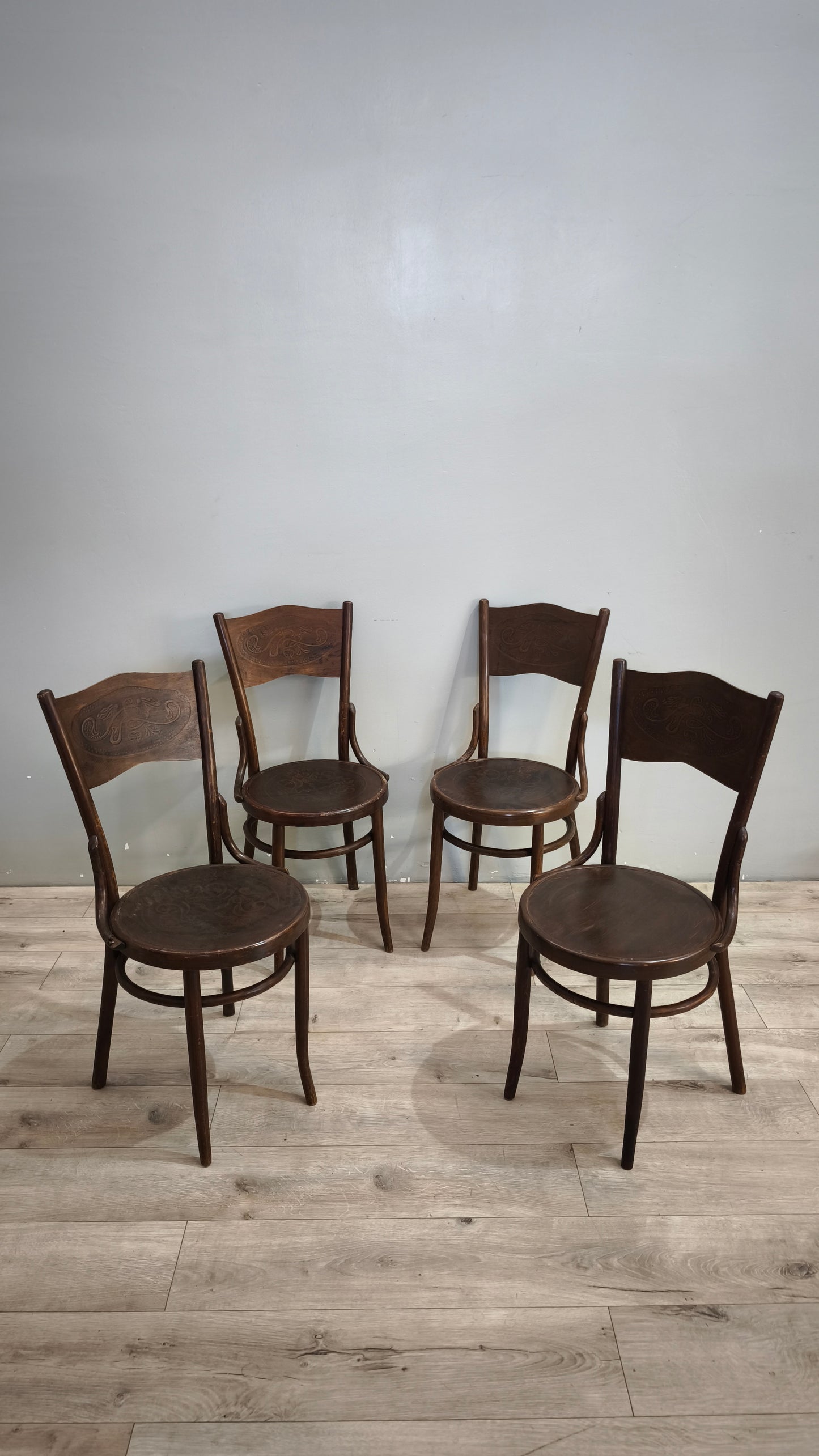 92481 Set n 4 sedie stile Thonet in legno di faggio incurvato con decorazioni in rilievo