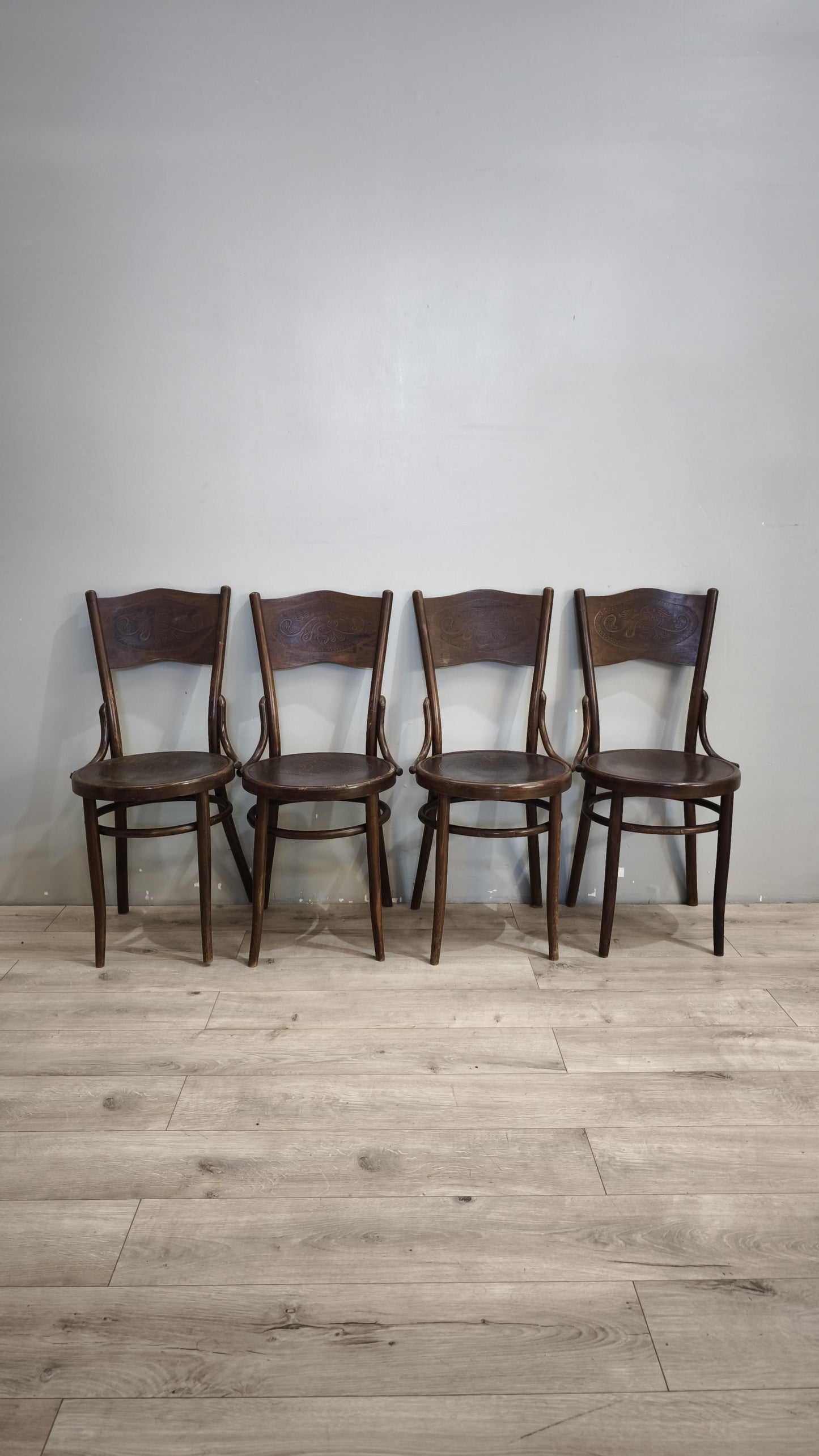 92481 Set n 4 sedie stile Thonet in legno di faggio incurvato con decorazioni in rilievo