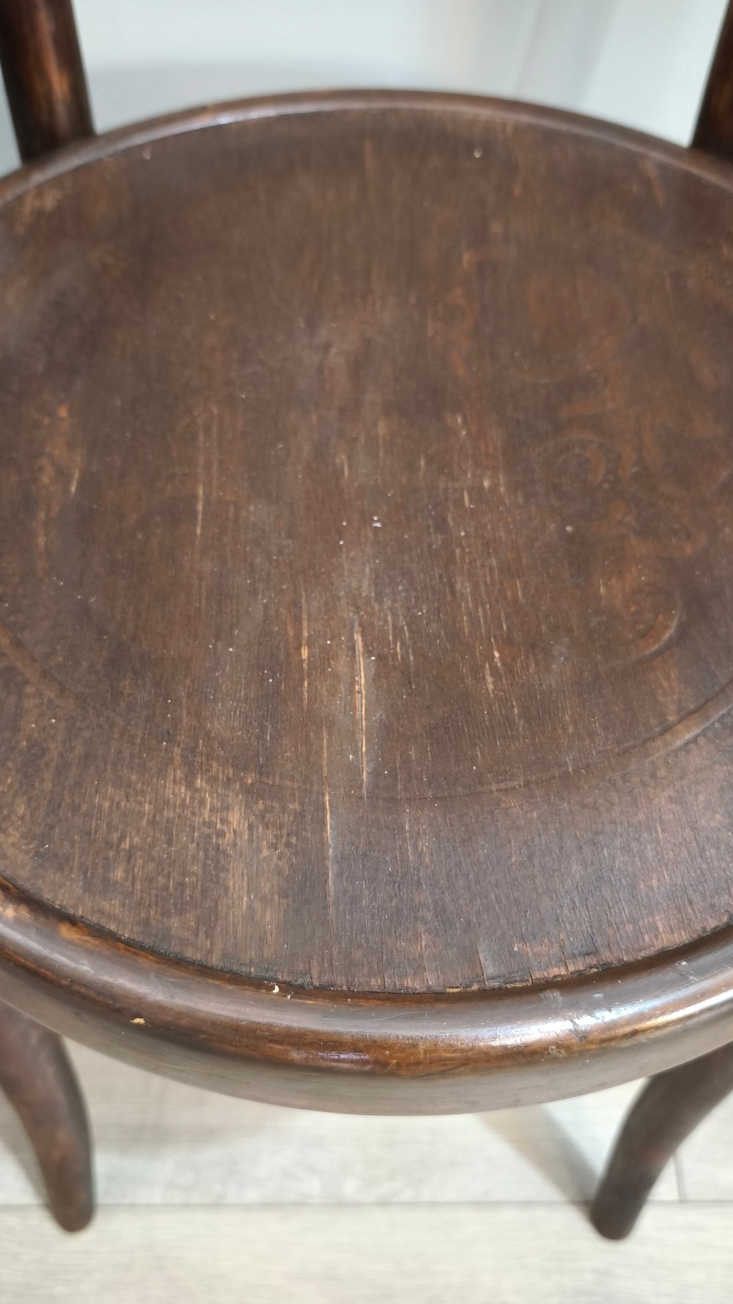 92481 Set n 4 sedie stile Thonet in legno di faggio incurvato con decorazioni in rilievo