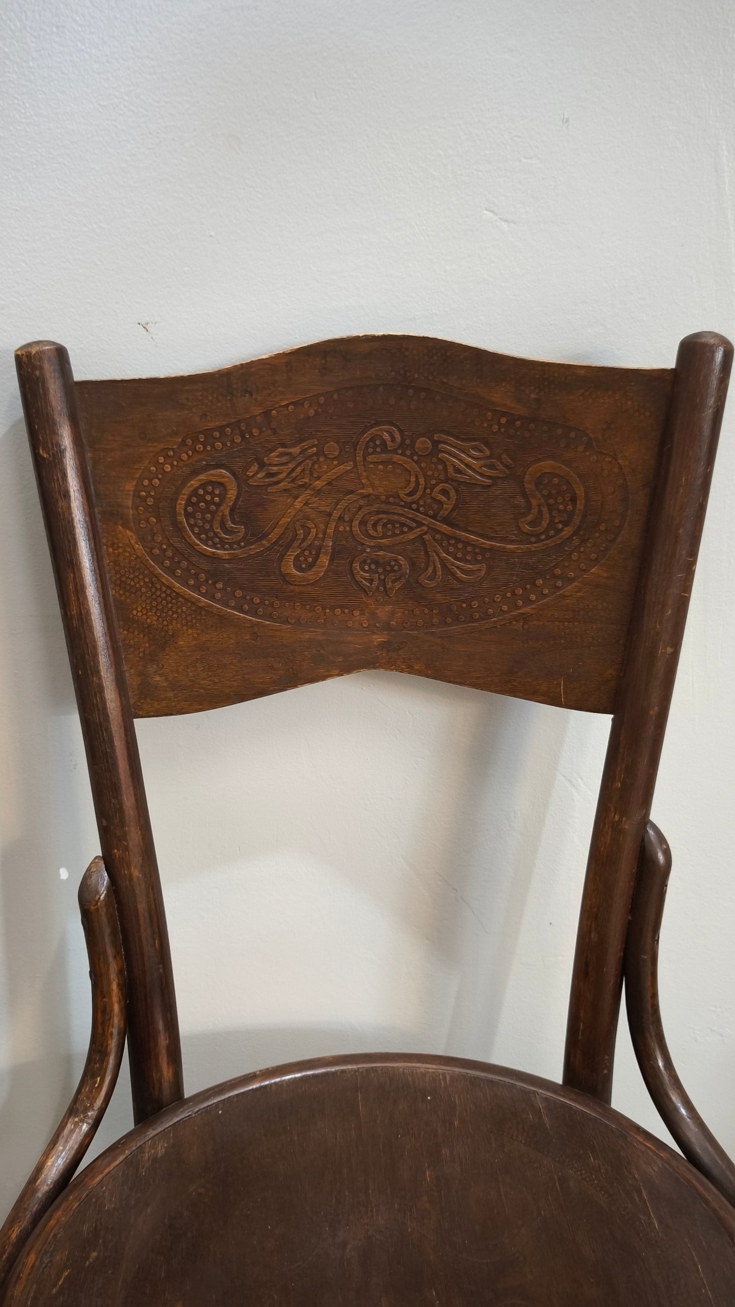 92481 Set n 4 sedie stile Thonet in legno di faggio incurvato con decorazioni in rilievo