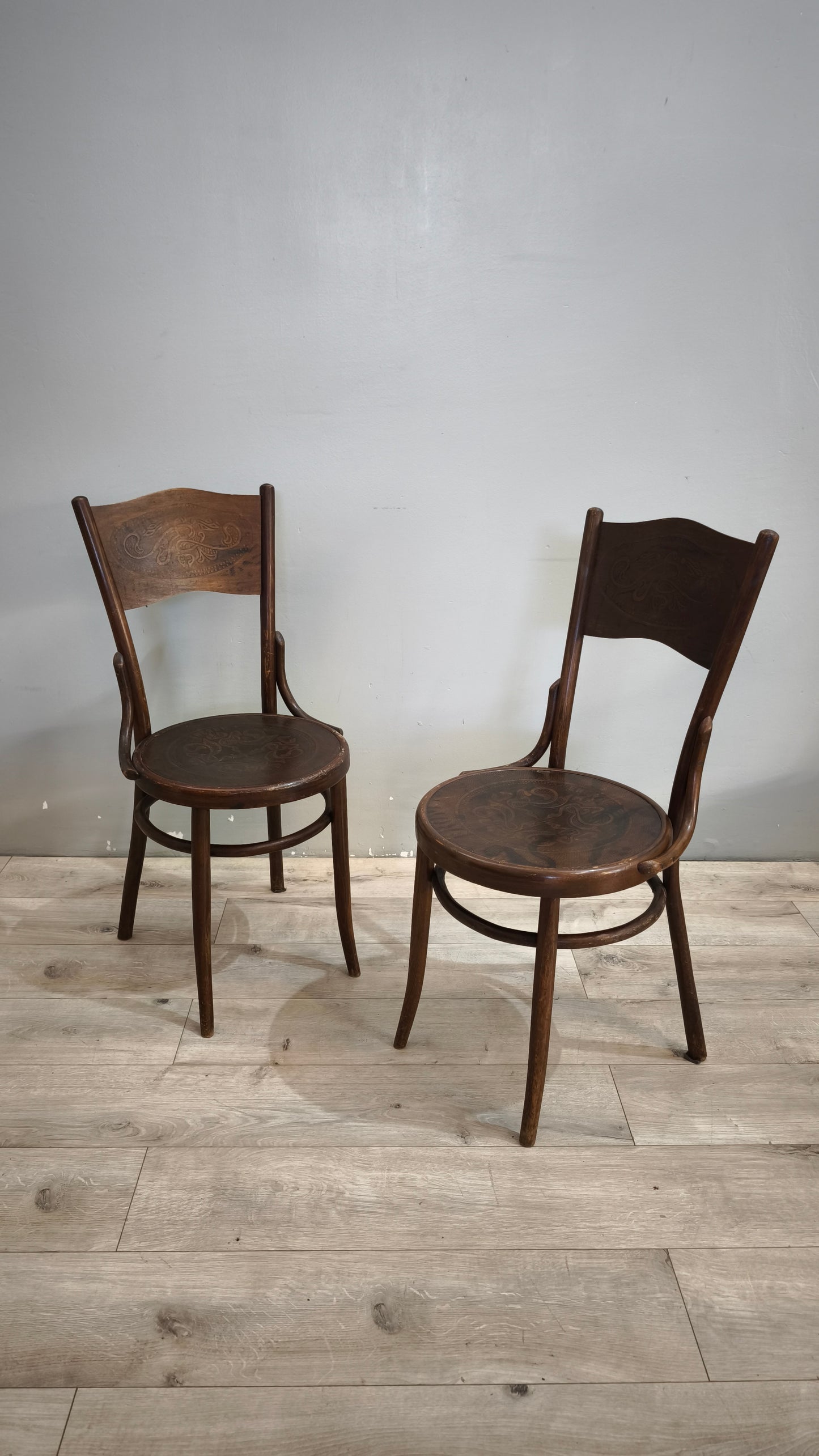 92481 Set n 4 sedie stile Thonet in legno di faggio incurvato con decorazioni in rilievo