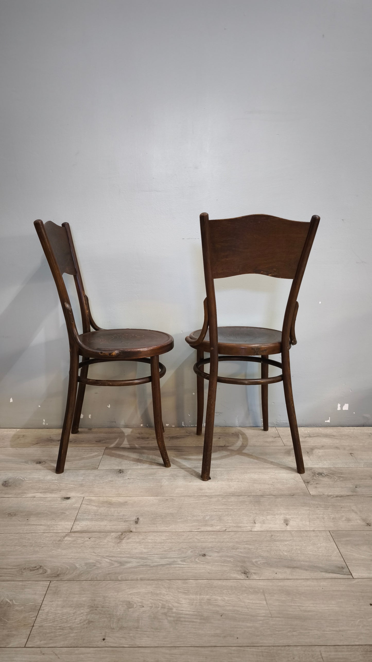 92481 Set n 4 sedie stile Thonet in legno di faggio incurvato con decorazioni in rilievo