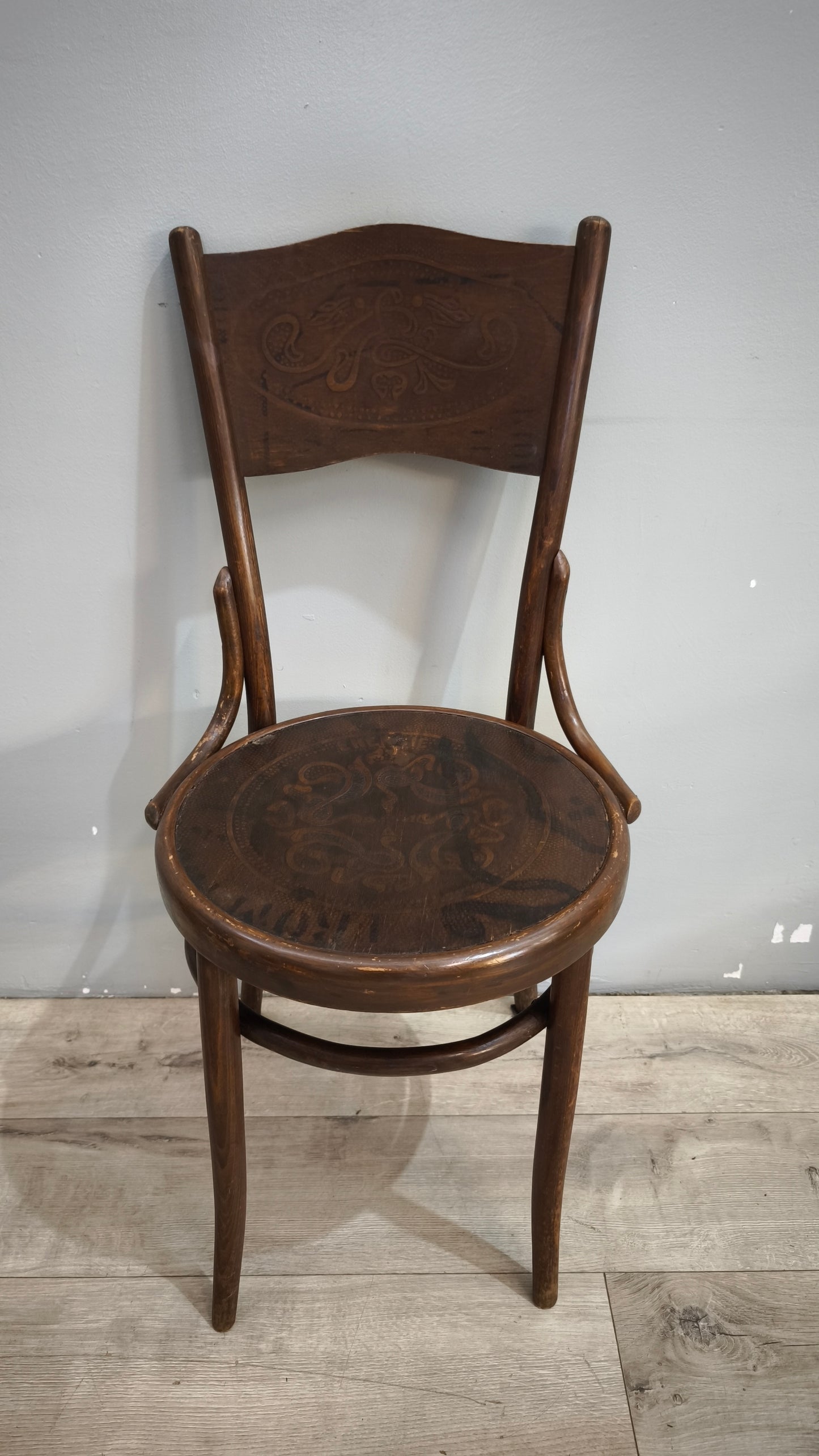 92481 Set n 4 sedie stile Thonet in legno di faggio incurvato con decorazioni in rilievo