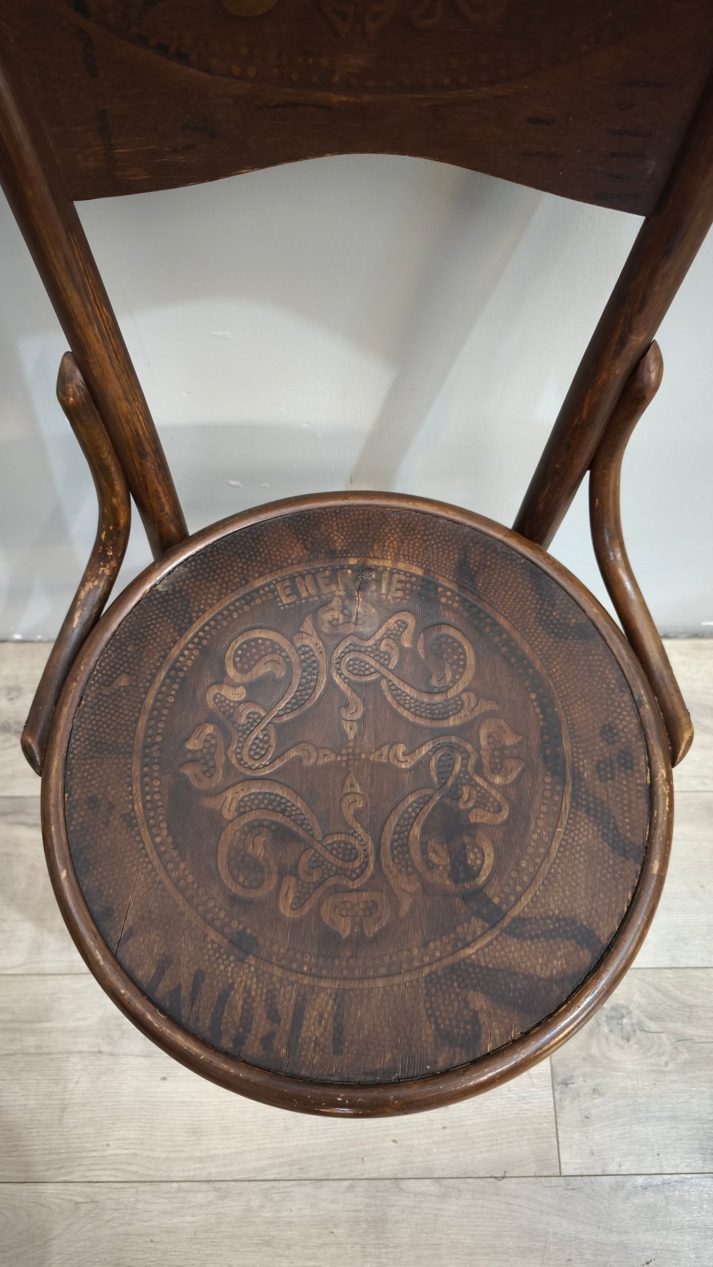 92481 Set n 4 sedie stile Thonet in legno di faggio incurvato con decorazioni in rilievo