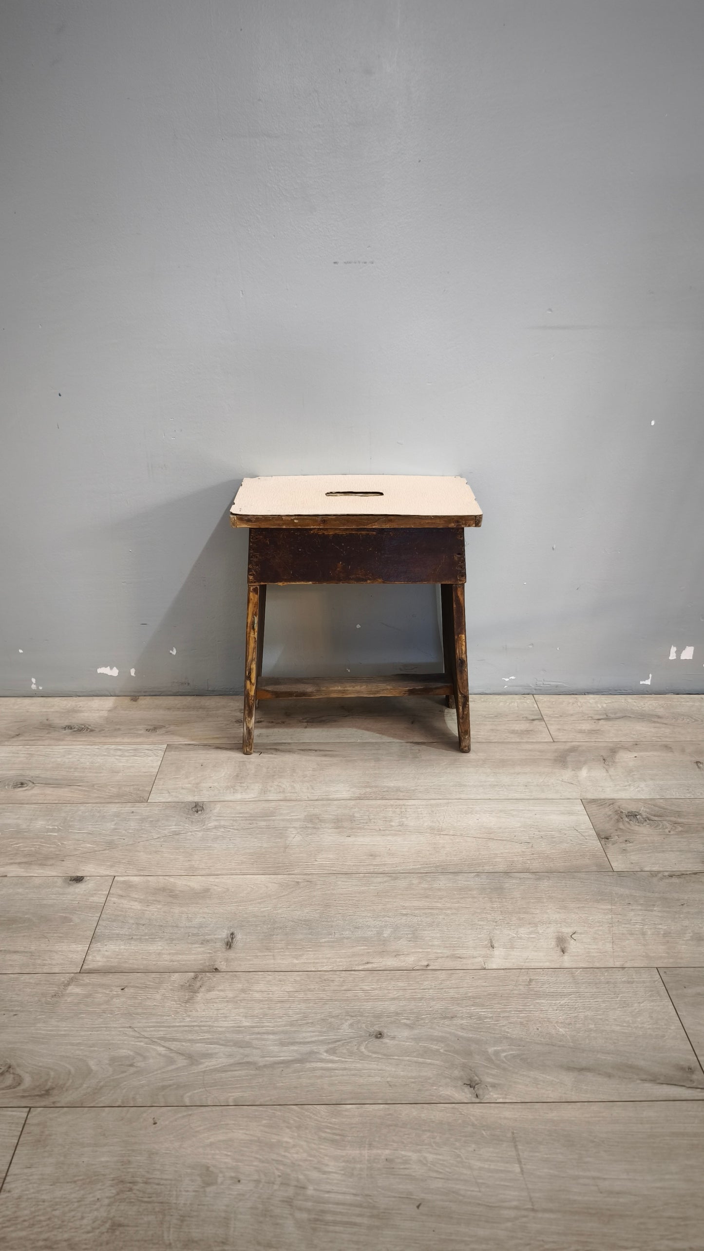 231 Panchetto in legno con piano in formica