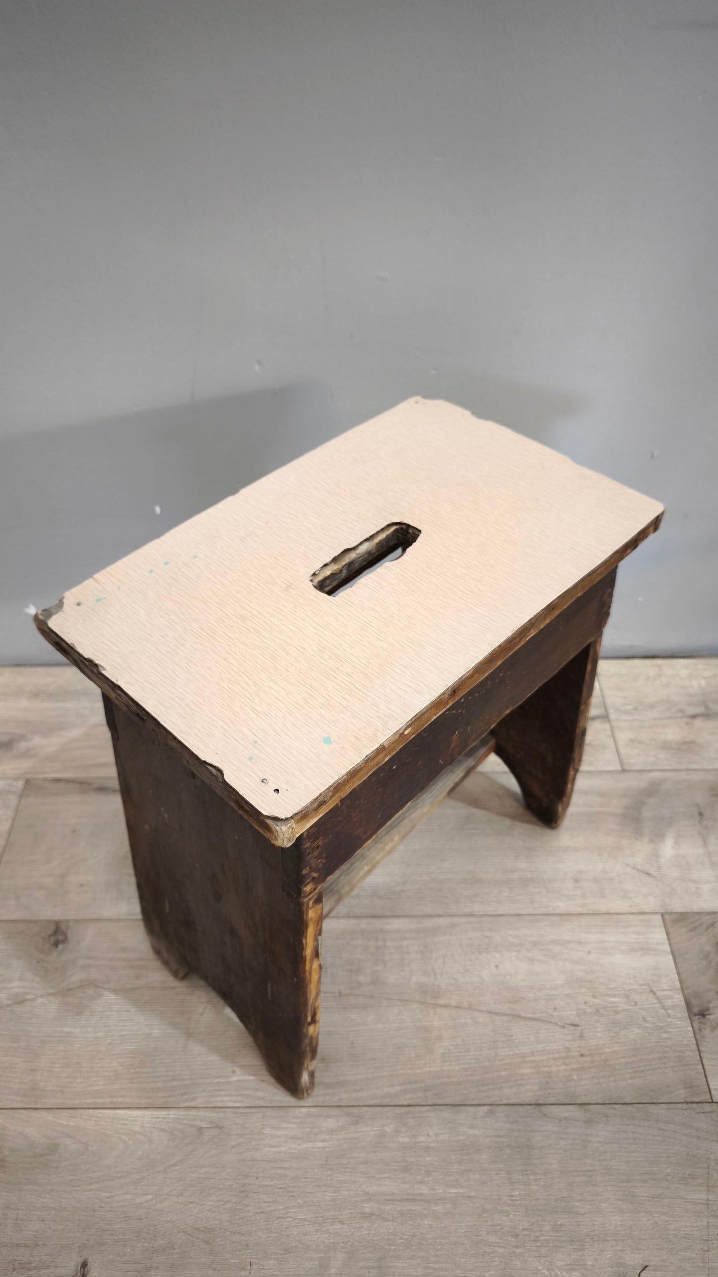 231 Panchetto in legno con piano in formica