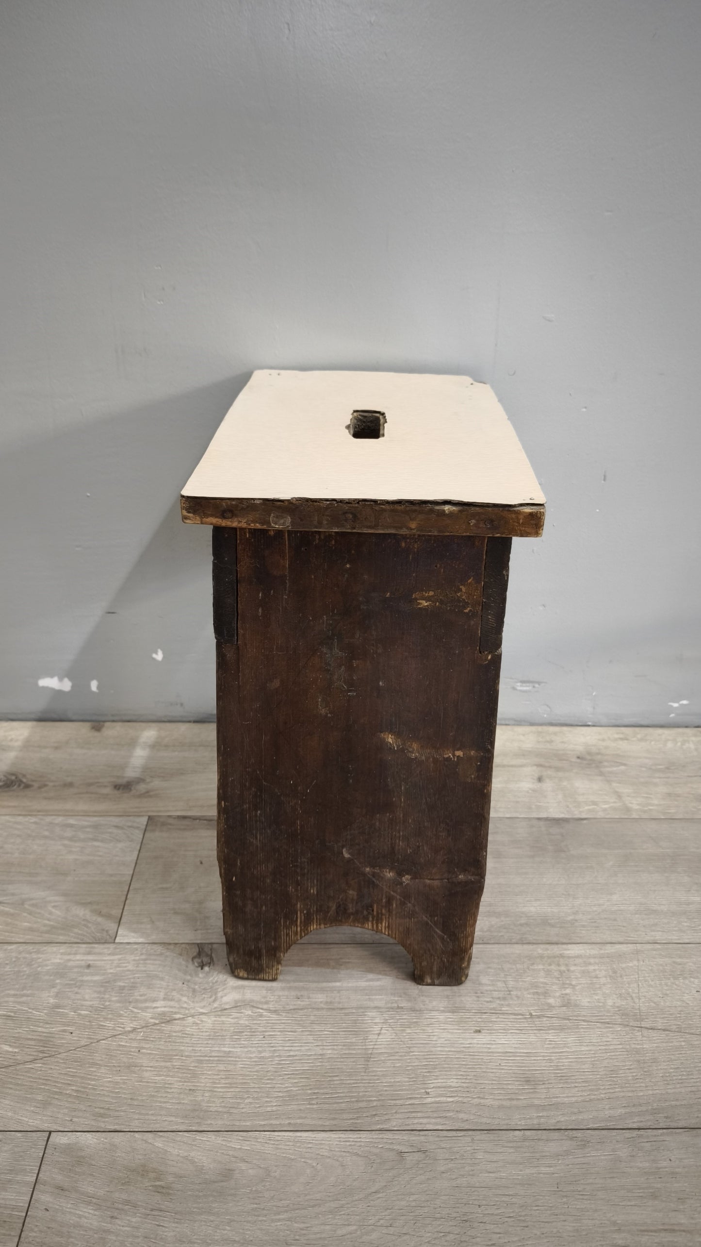231 Panchetto in legno con piano in formica