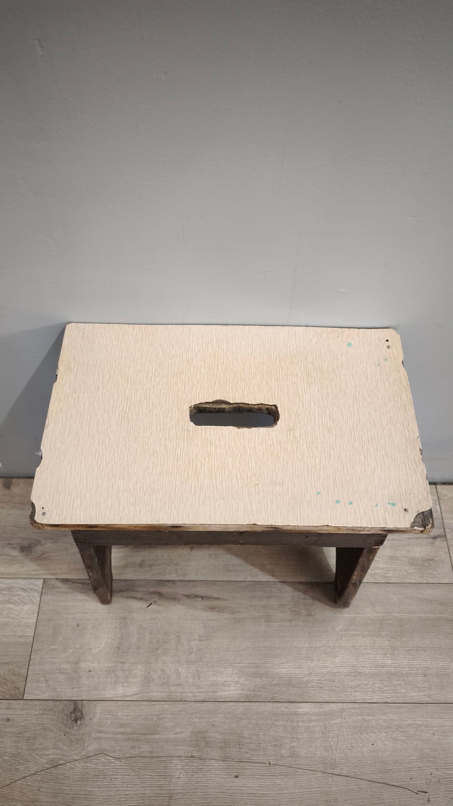231 Panchetto in legno con piano in formica
