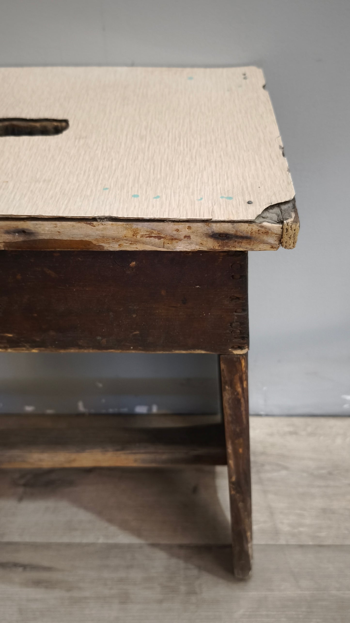 231 Panchetto in legno con piano in formica