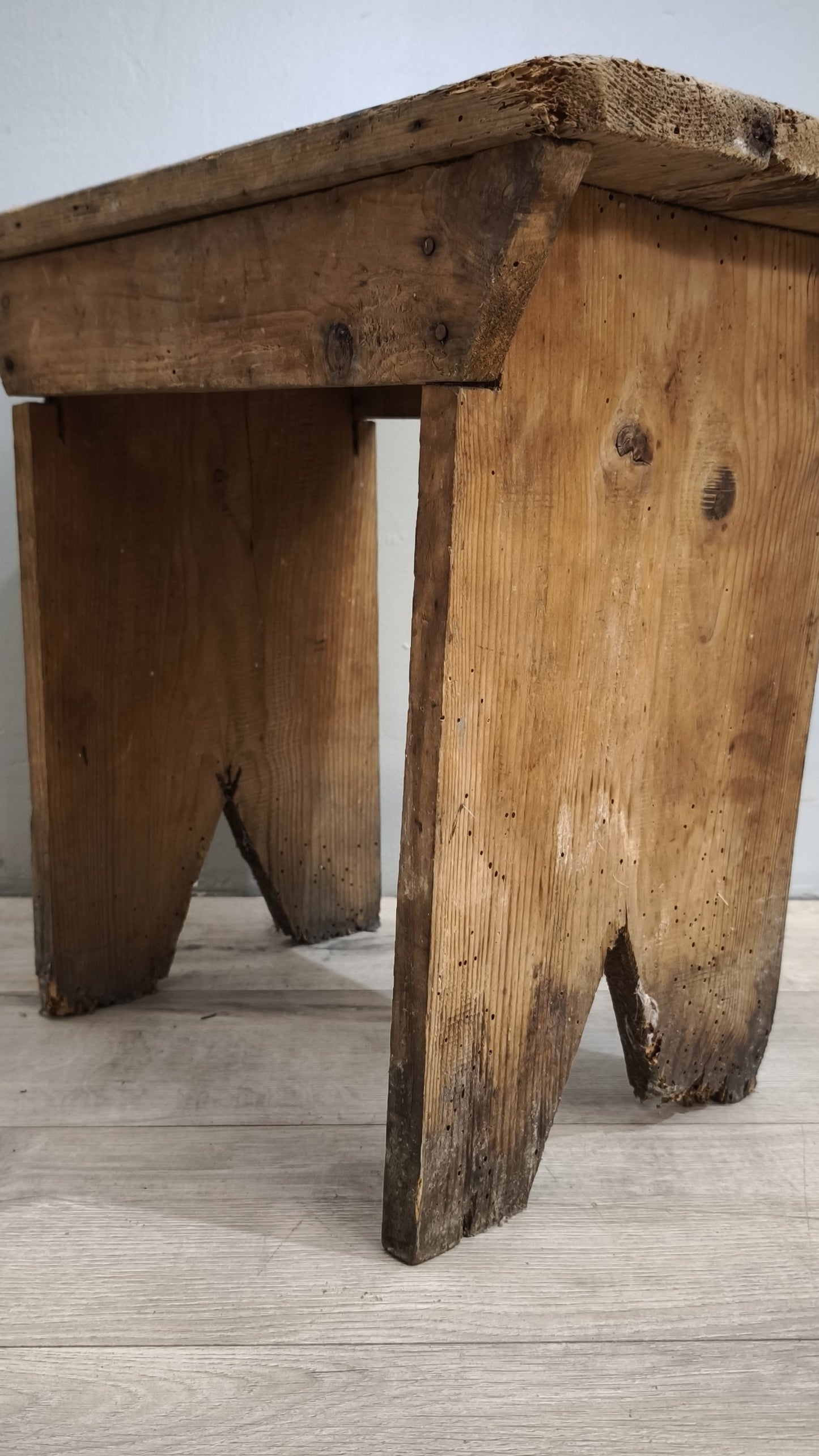 232 Panchetto rustico in legno