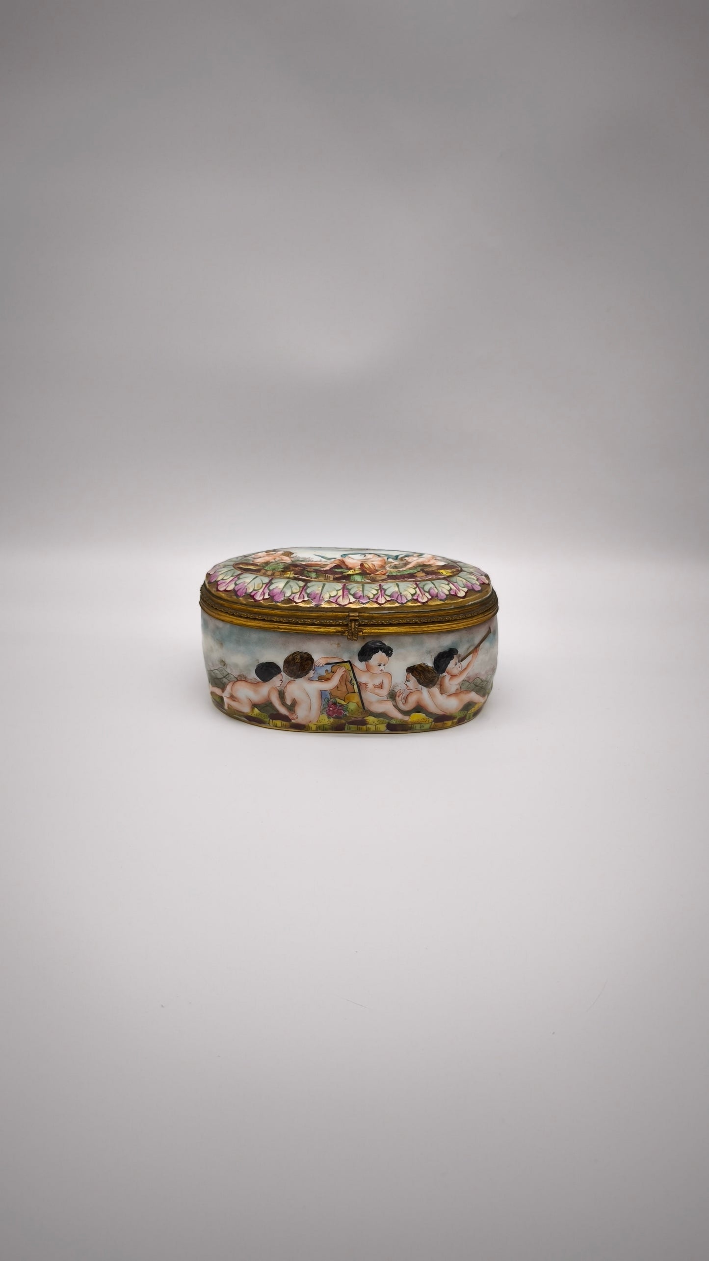 92396 Scatola in ceramica di Capodimonte