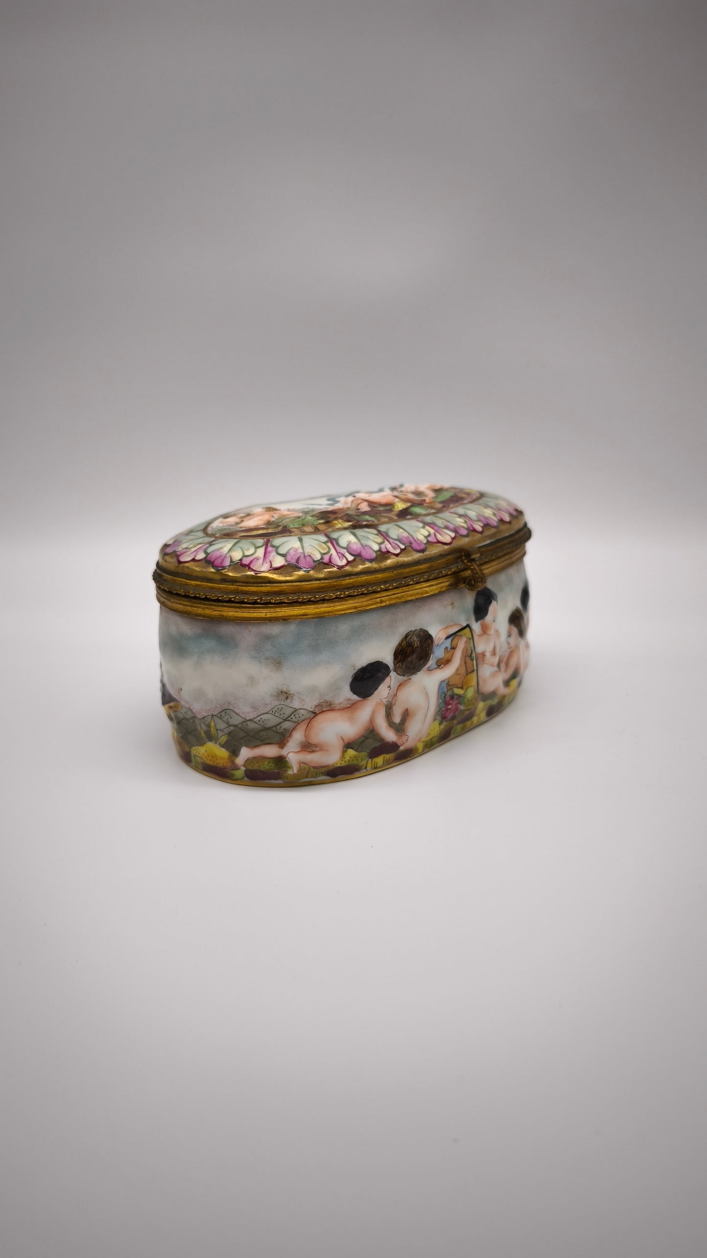 92396 Scatola in ceramica di Capodimonte