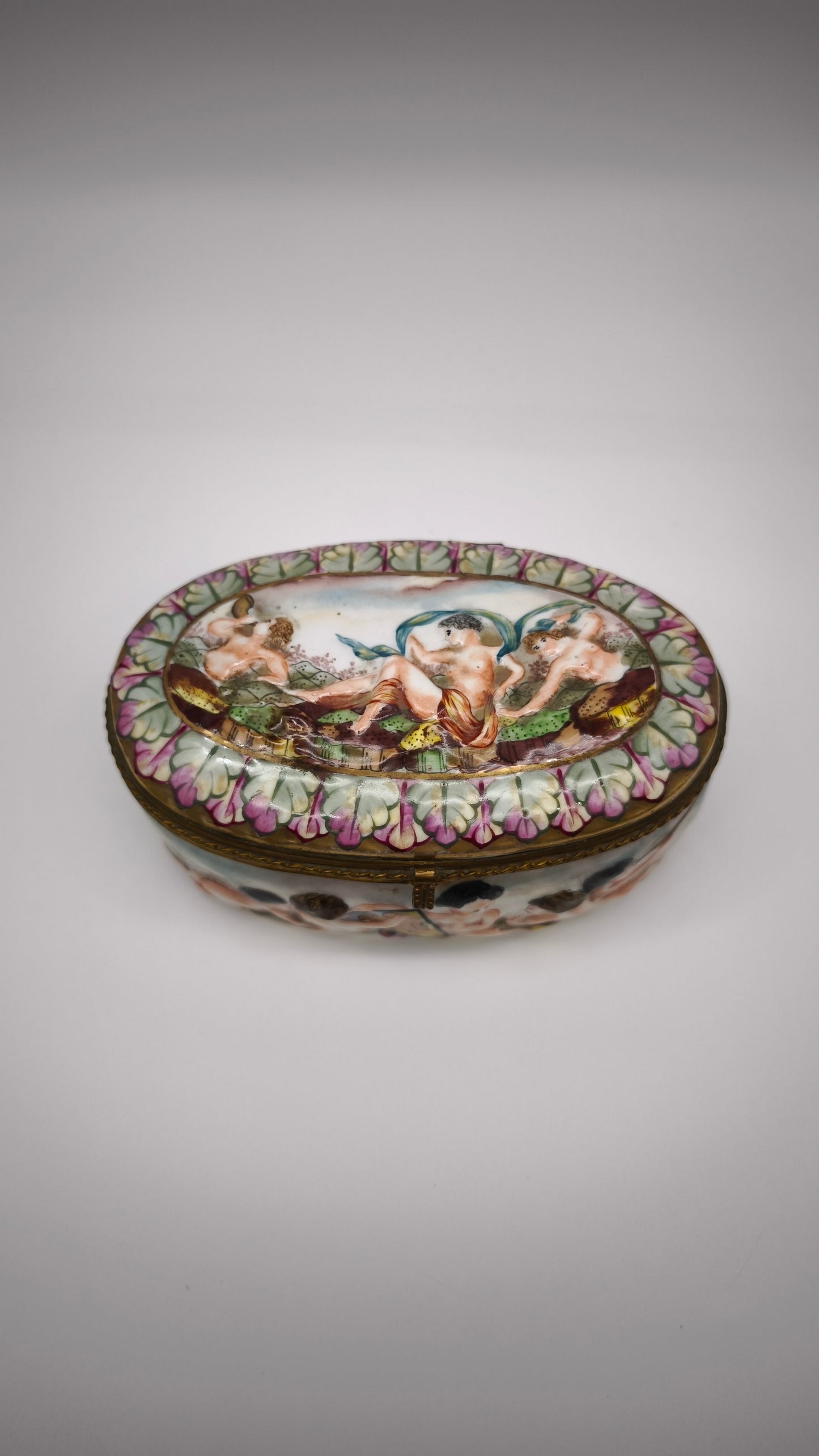 92396 Scatola in ceramica di Capodimonte