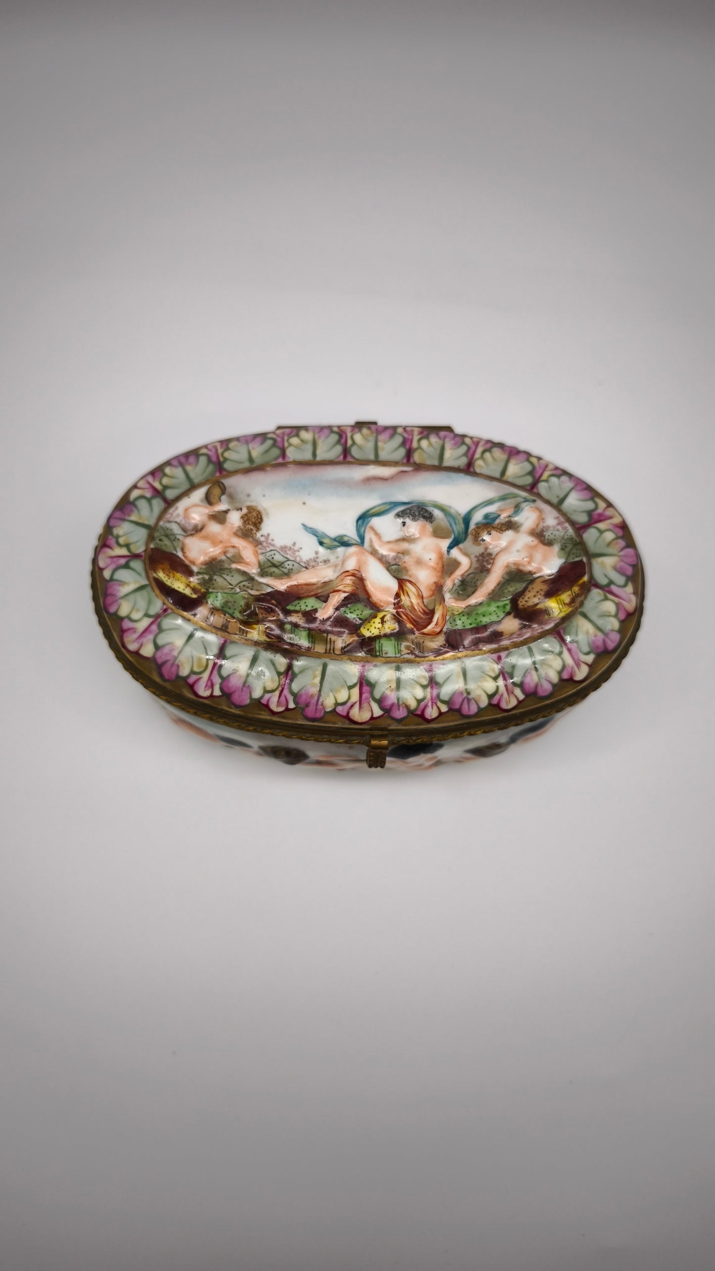 92396 Scatola in ceramica di Capodimonte